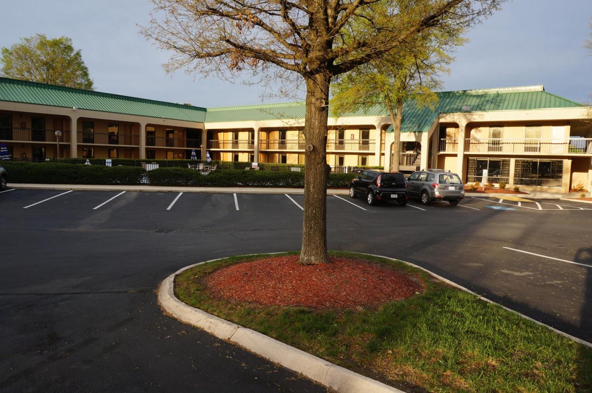 Howard Johnson by Wyndham Greensboro Near the Coliseum photo 84