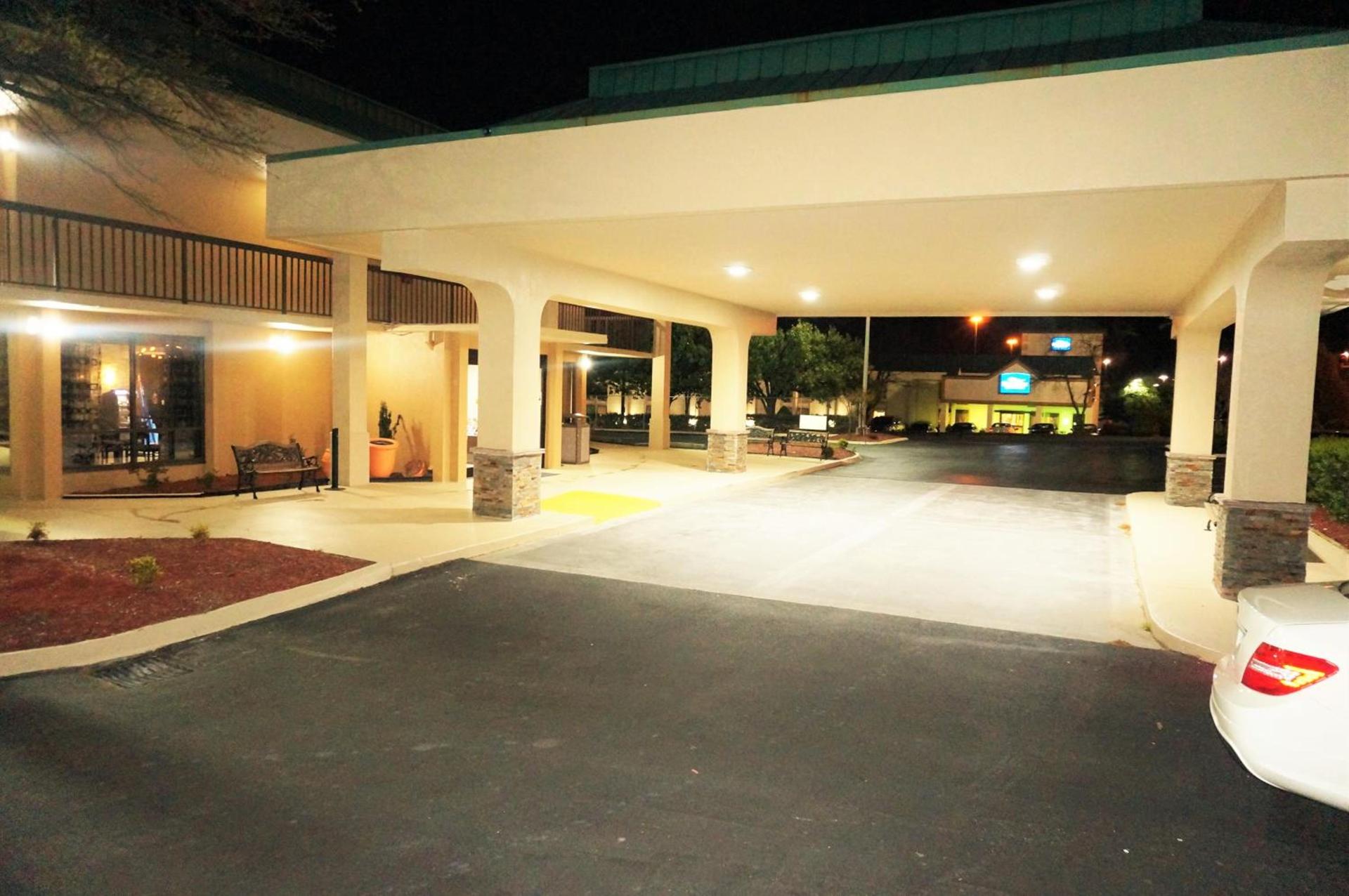 Howard Johnson by Wyndham Greensboro Near the Coliseum photo 88