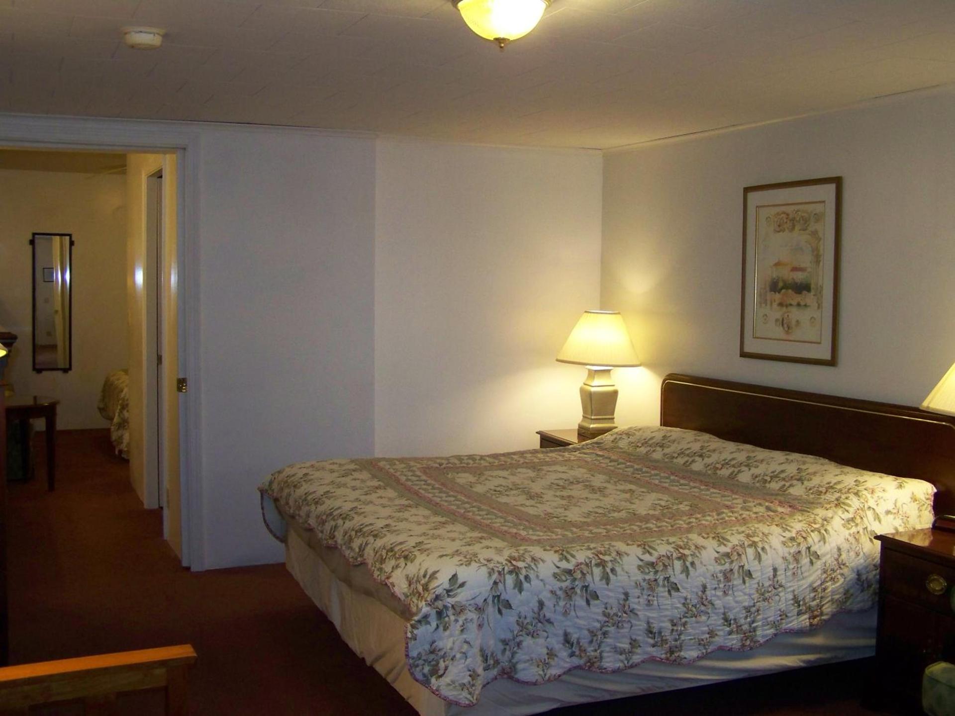 Golden Knight Inn and Suites photo 70
