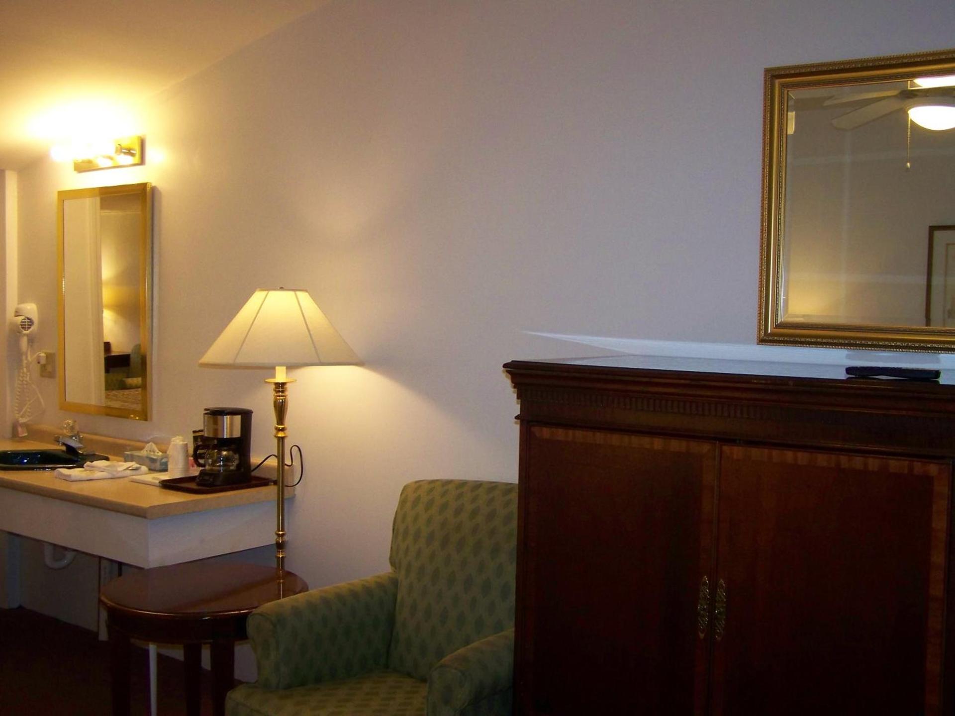 Golden Knight Inn and Suites photo 71