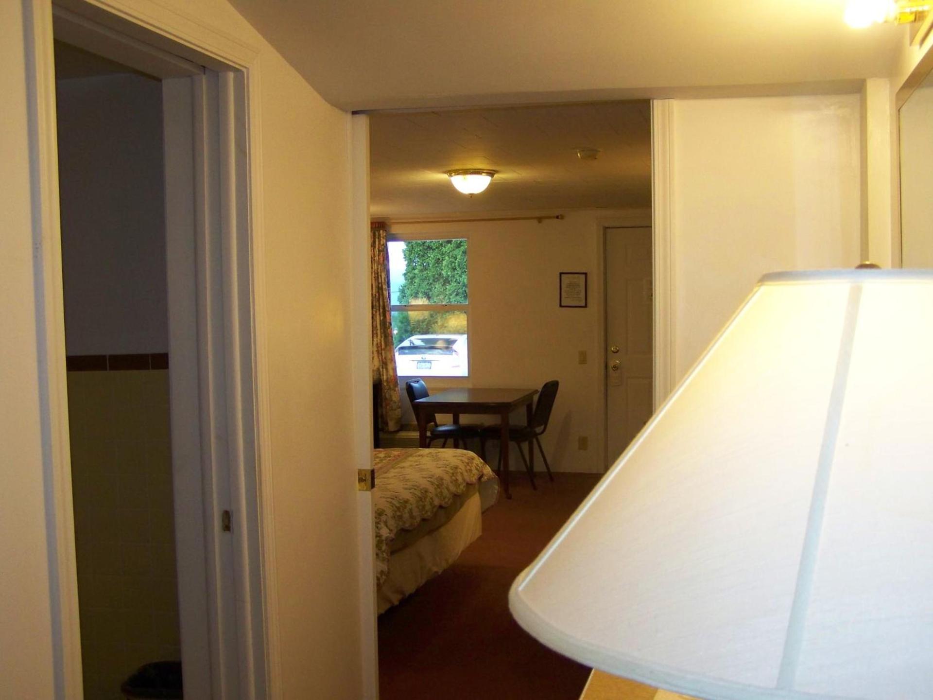 Golden Knight Inn and Suites photo 72