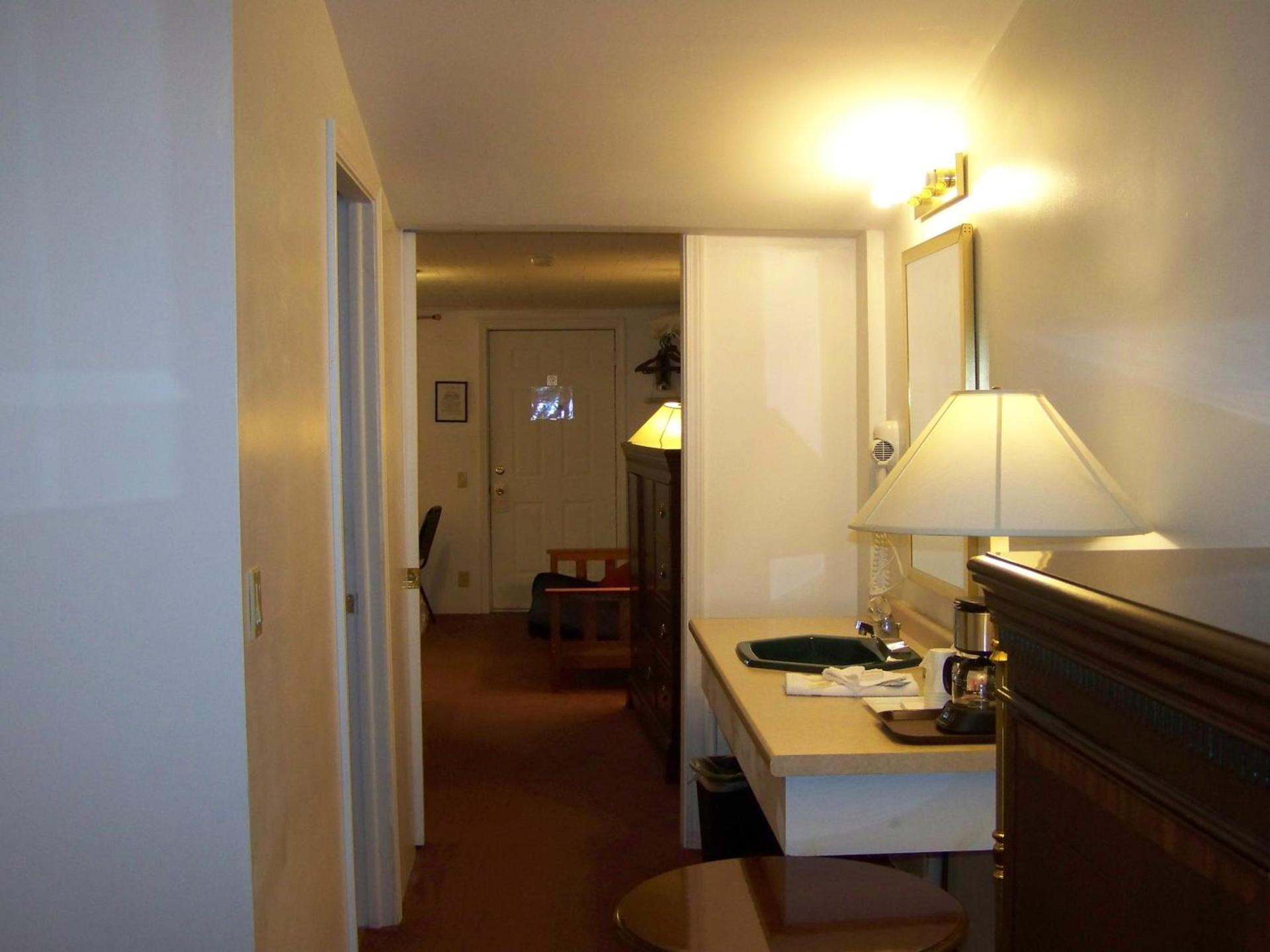 Golden Knight Inn and Suites photo 73