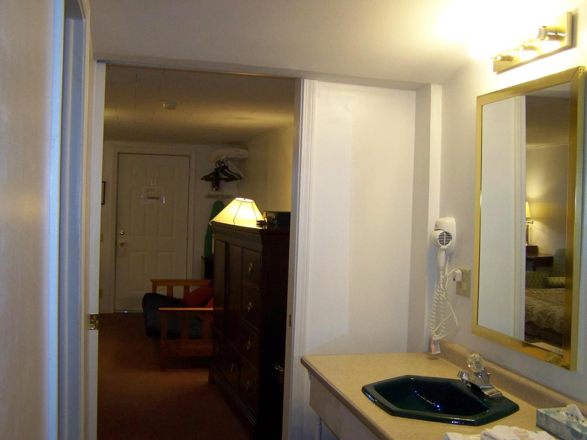Golden Knight Inn and Suites photo 75