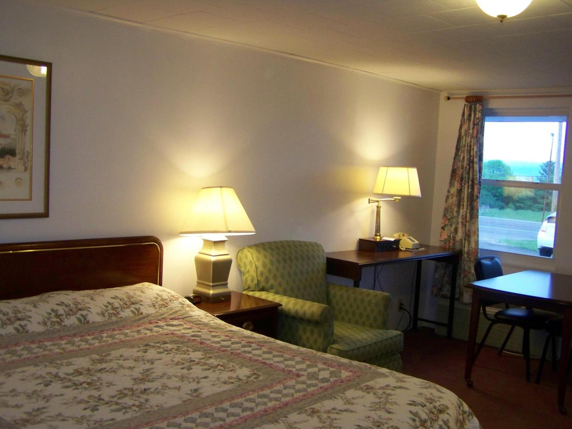 Golden Knight Inn and Suites photo 77