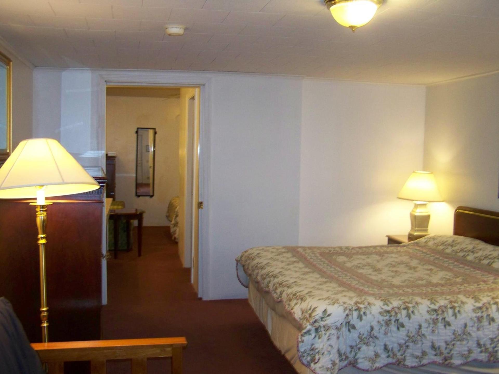 Golden Knight Inn and Suites photo 78