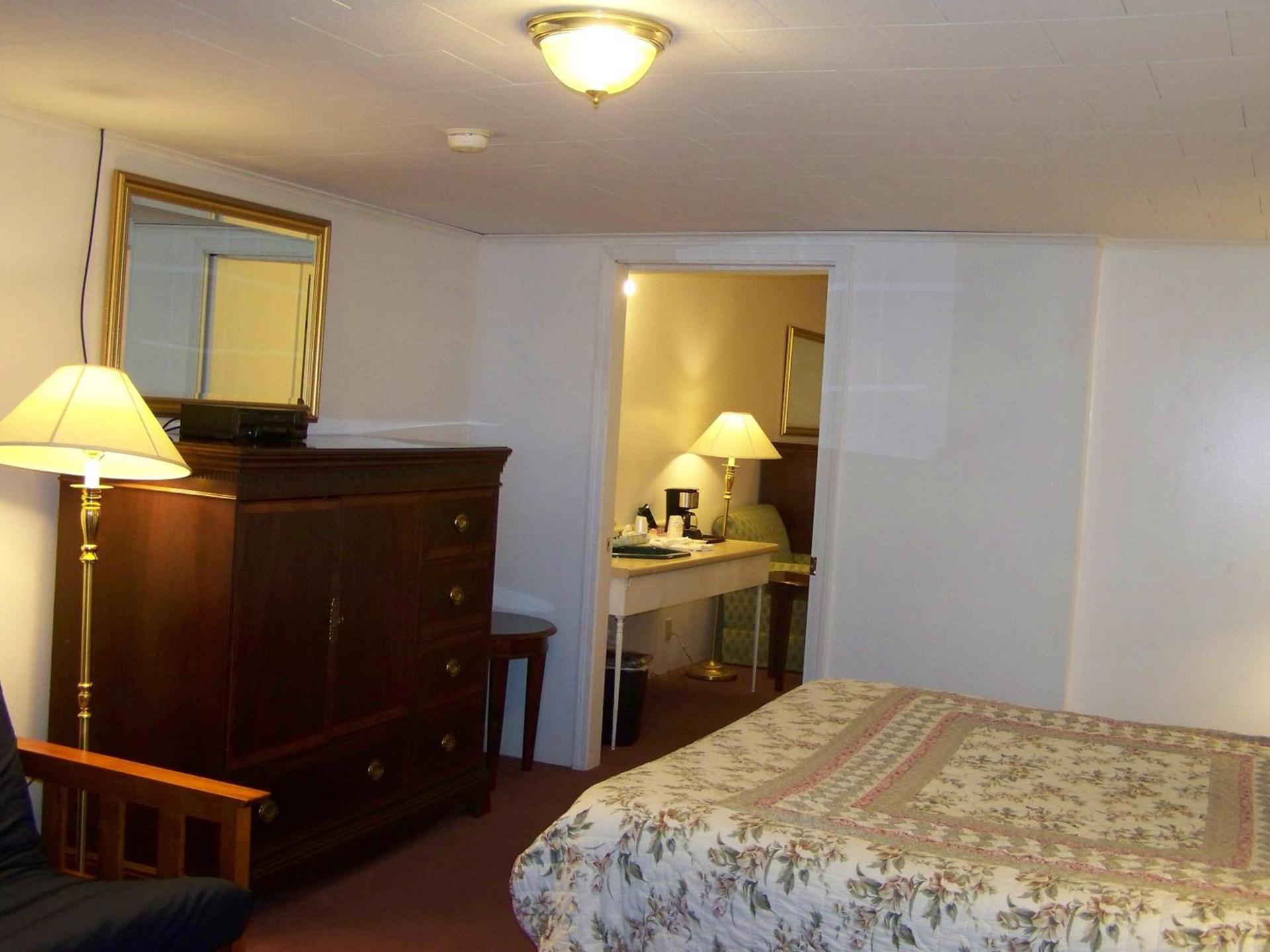 Golden Knight Inn and Suites photo 80