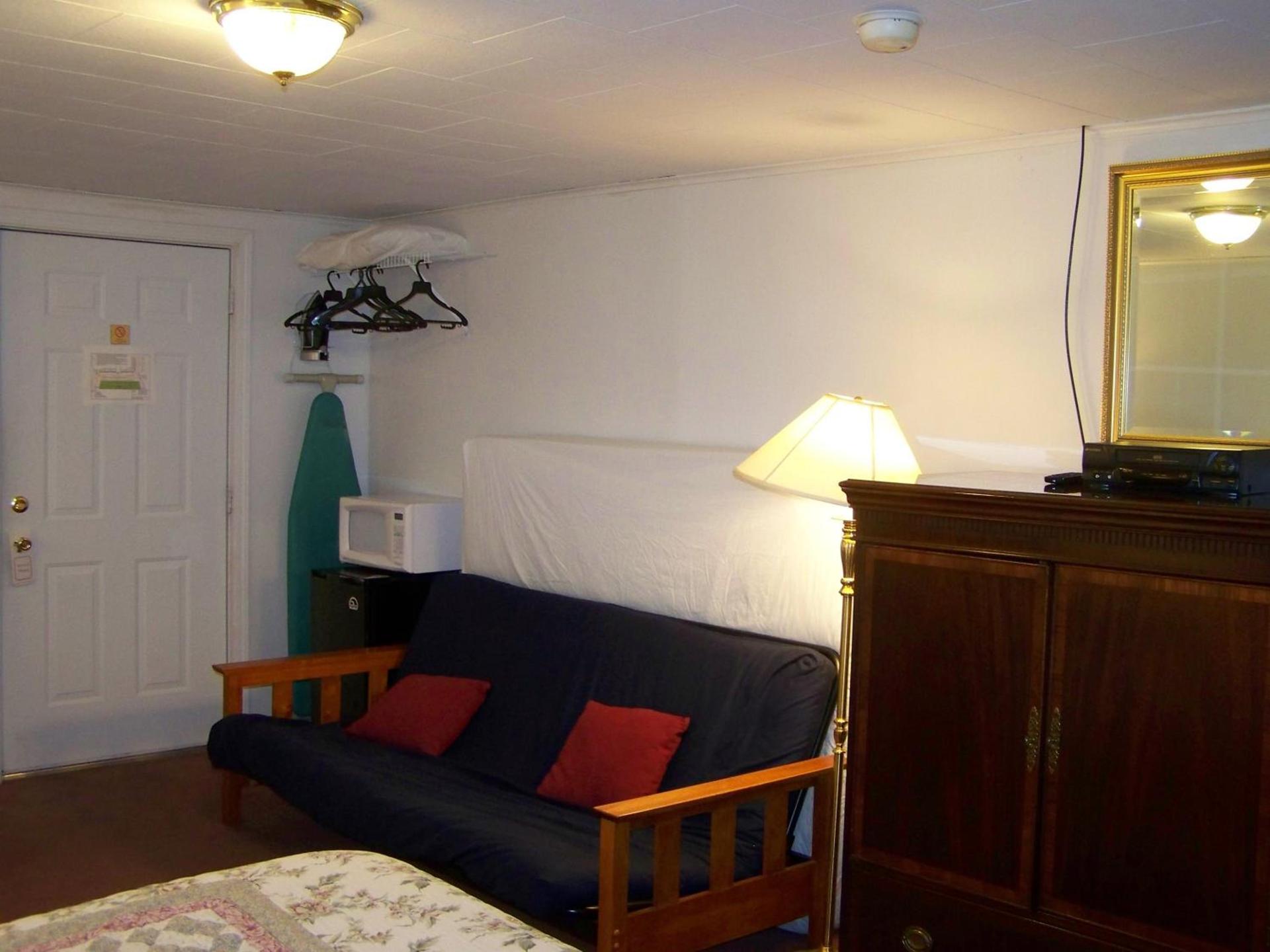 Golden Knight Inn and Suites photo 81