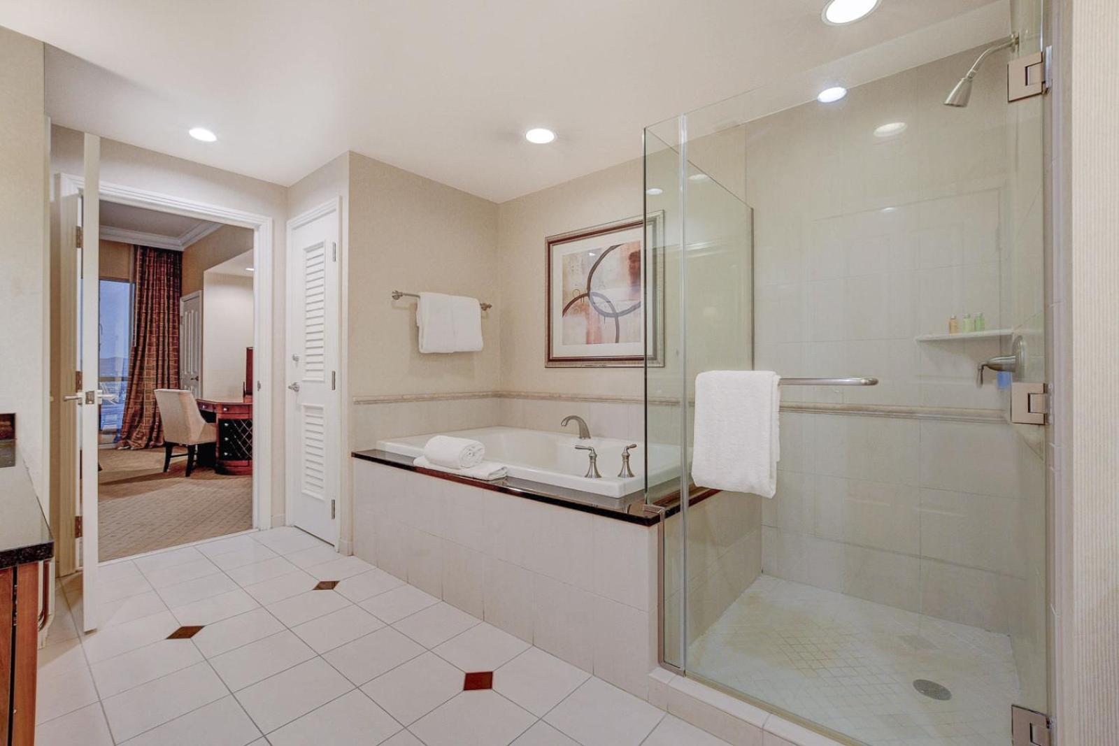 Lumiere Suite at MGM Signature Tower 1 with Balcony 5 MIN WALK FROM F1 GRANDSTAND photo 68