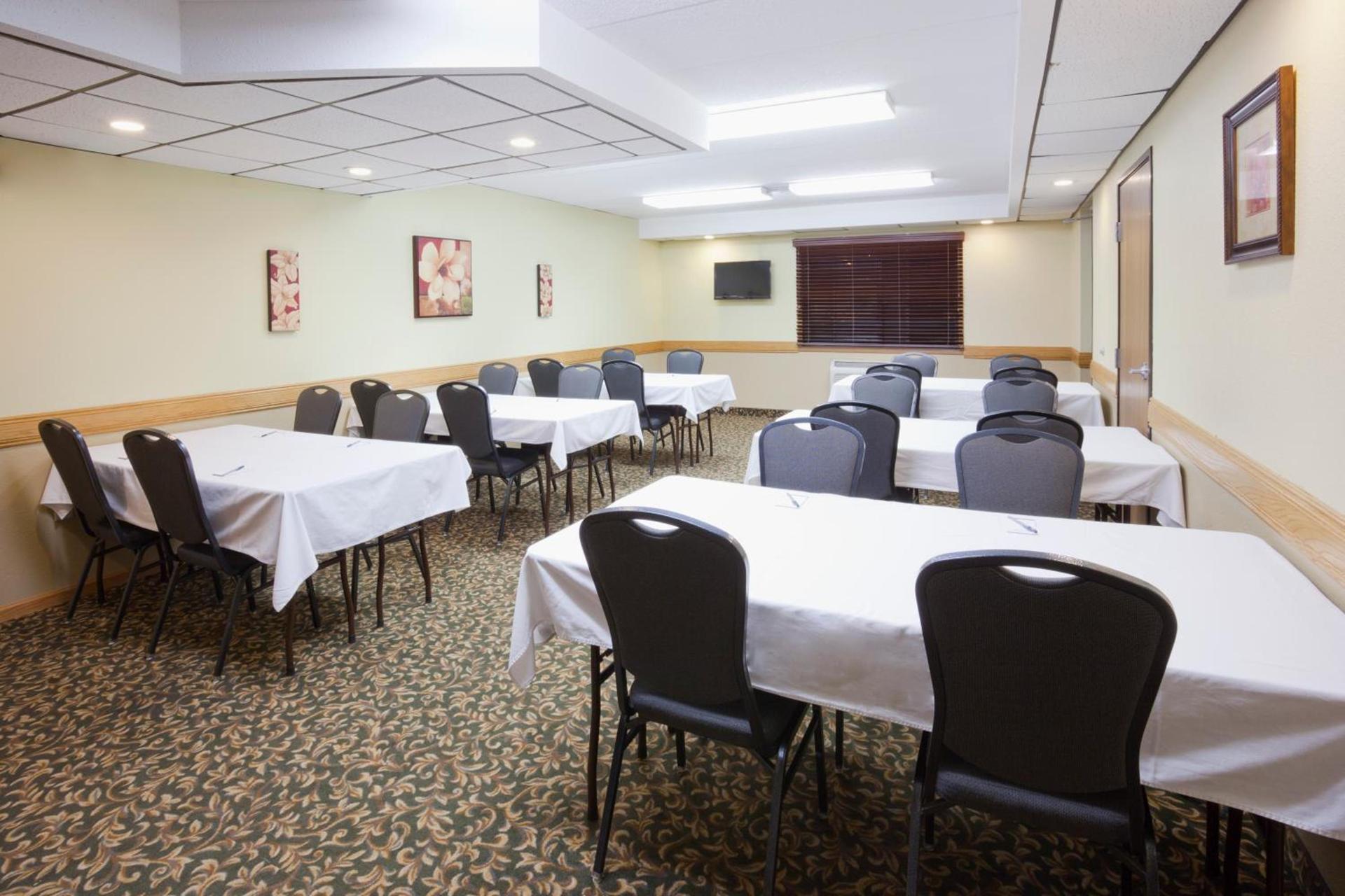 AmericInn by Wyndham Fargo West Acres photo 40