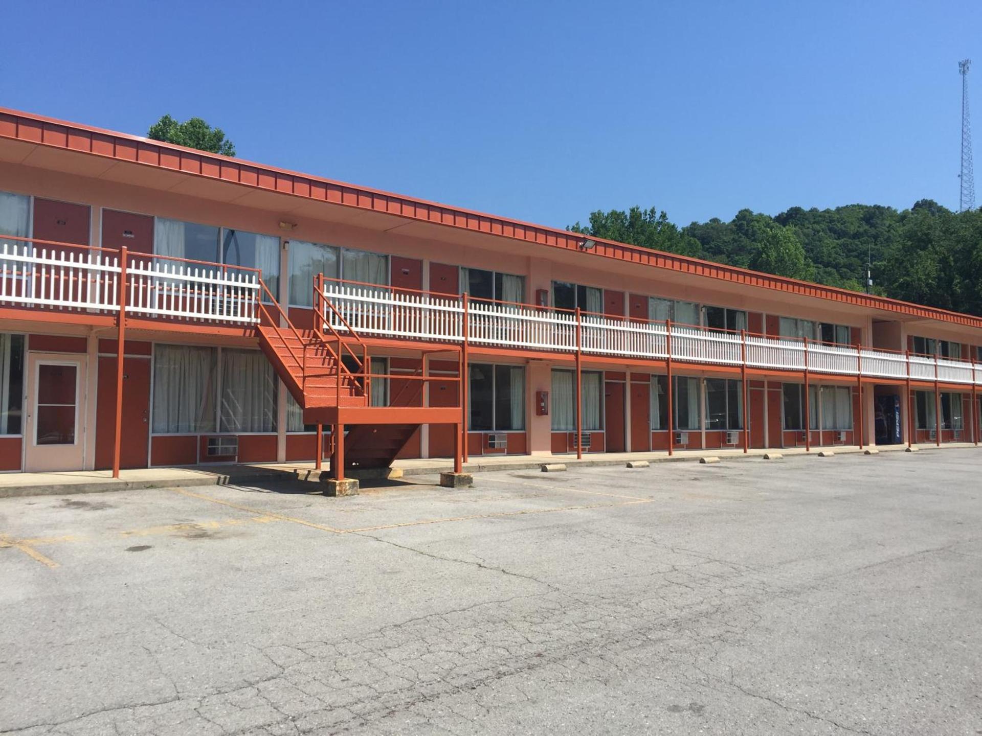 Daniel Boone Motor Inn photo 15