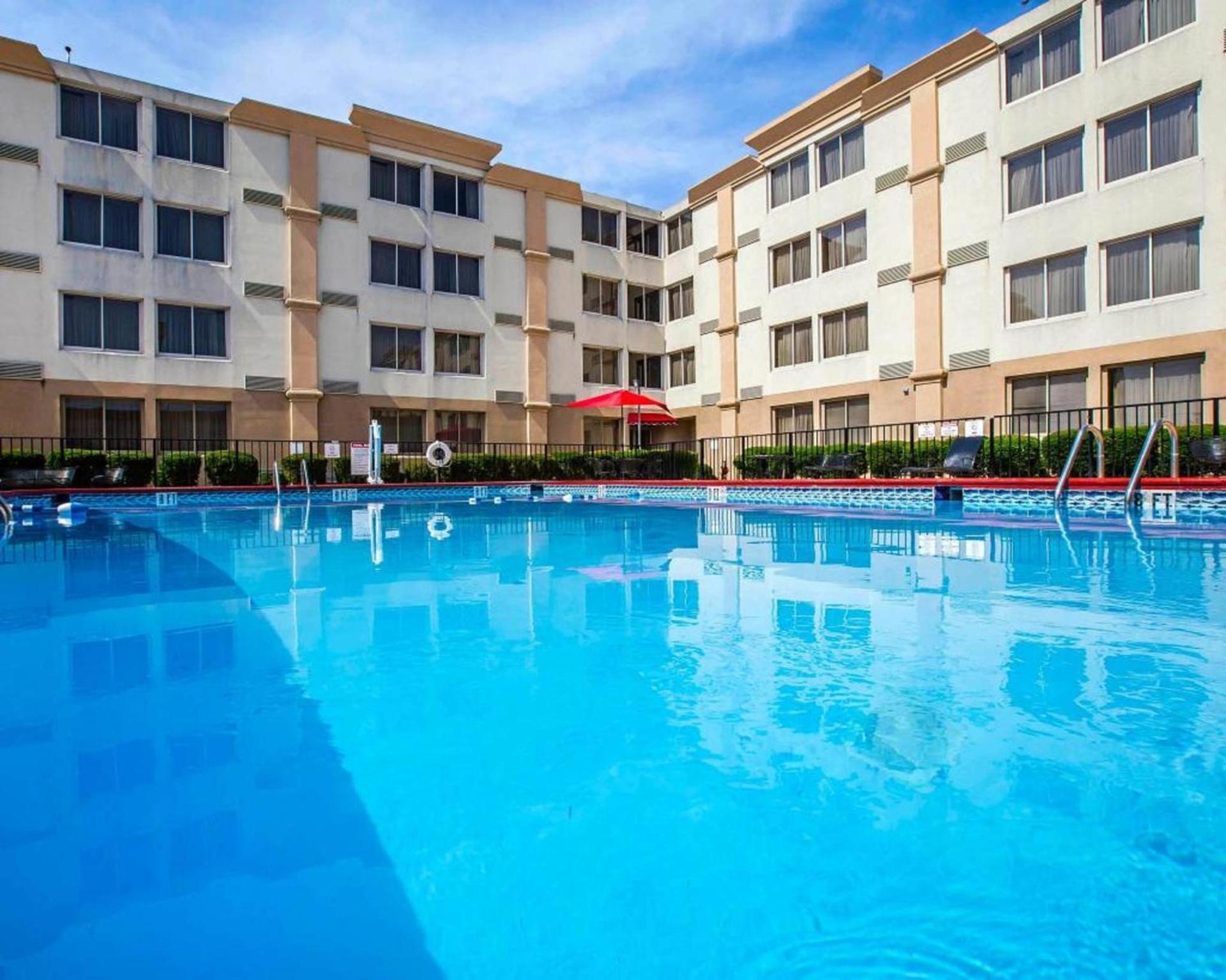 Ramada by Wyndham Birmingham Airport photo 8
