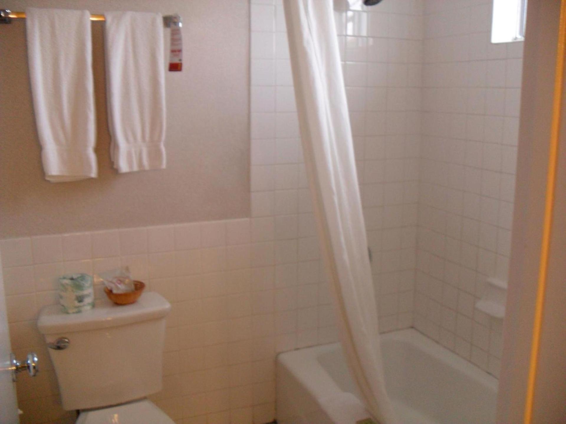 Super 8 by Wyndham Los Angeles-Culver City Area photo 23
