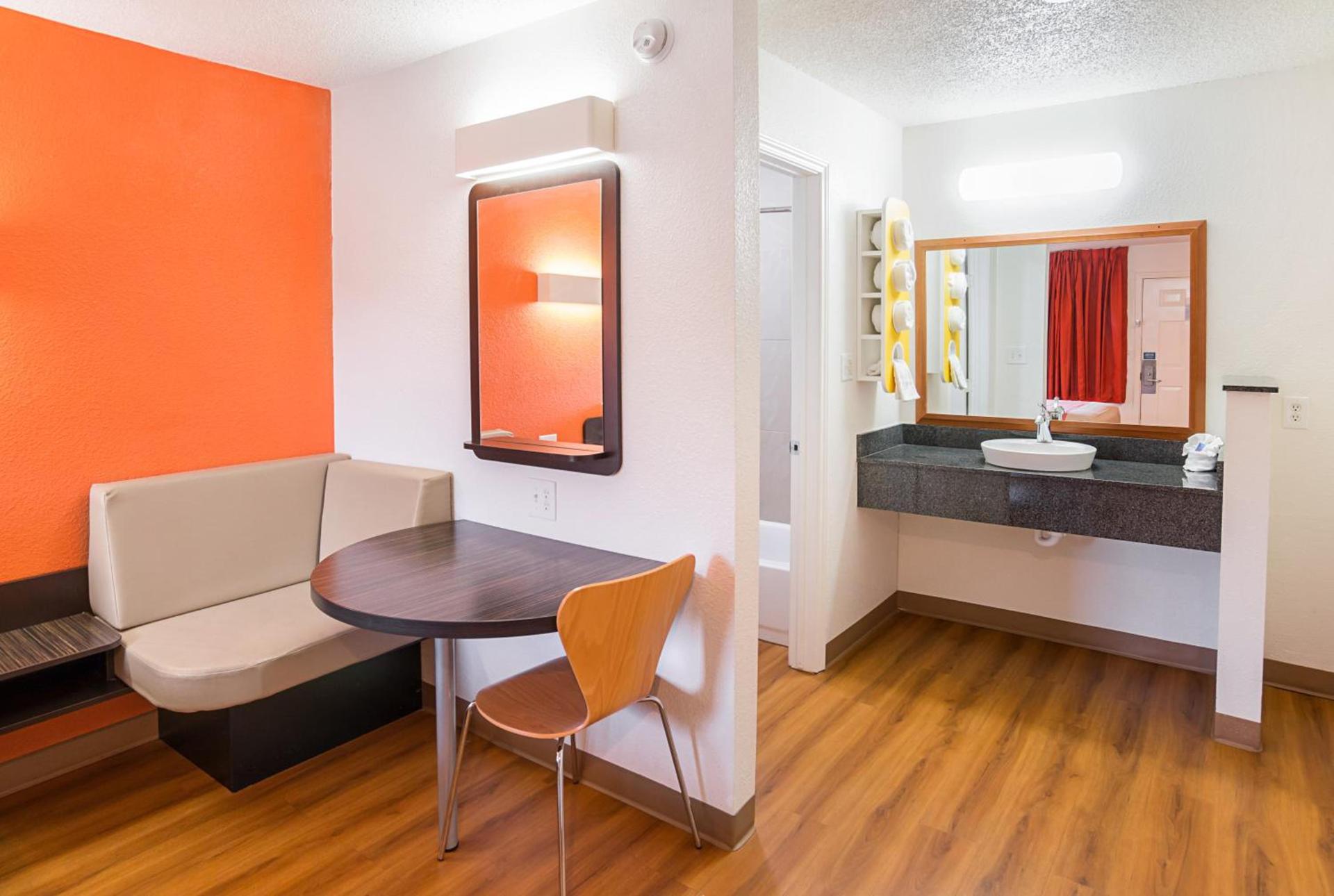 Motel 6-Grand Prairie, TX - Near Six Flags Drive photo 16