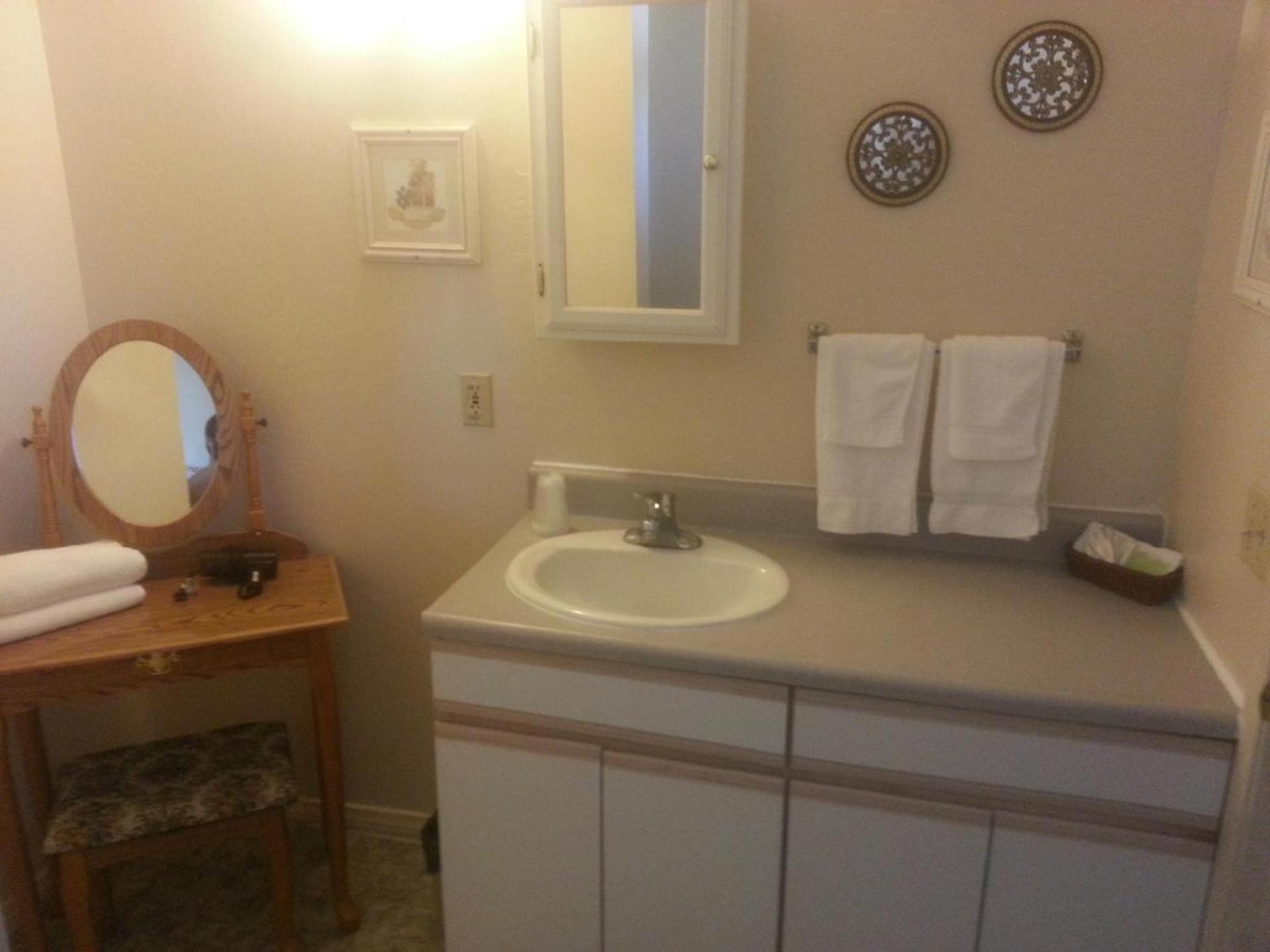 Bishop Village Motel photo 8