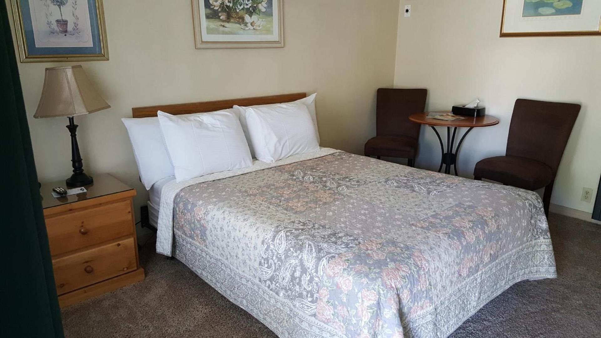 Bishop Village Motel photo 3
