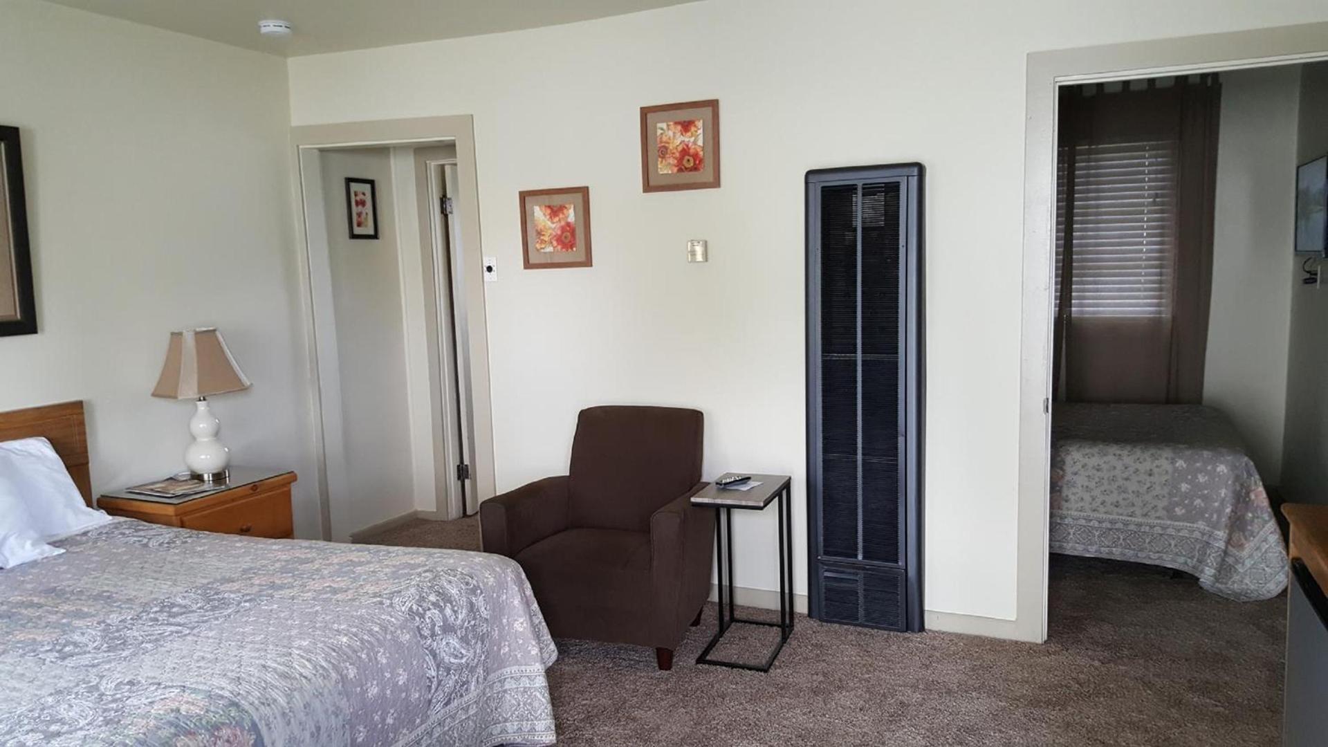 Bishop Village Motel photo 9