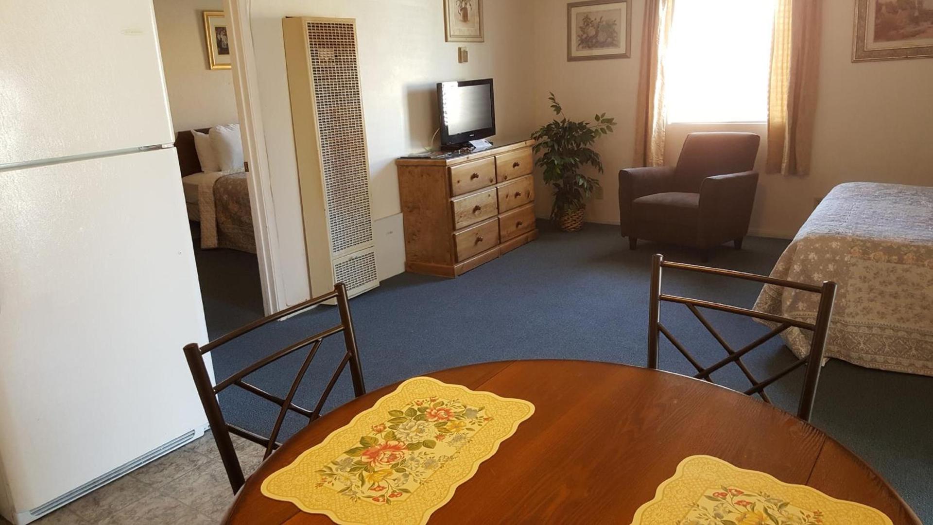Bishop Village Motel photo 4
