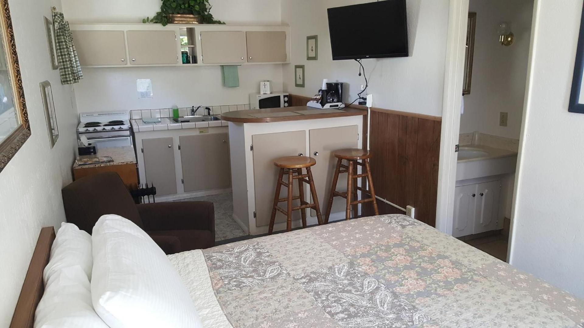 Bishop Village Motel photo 21