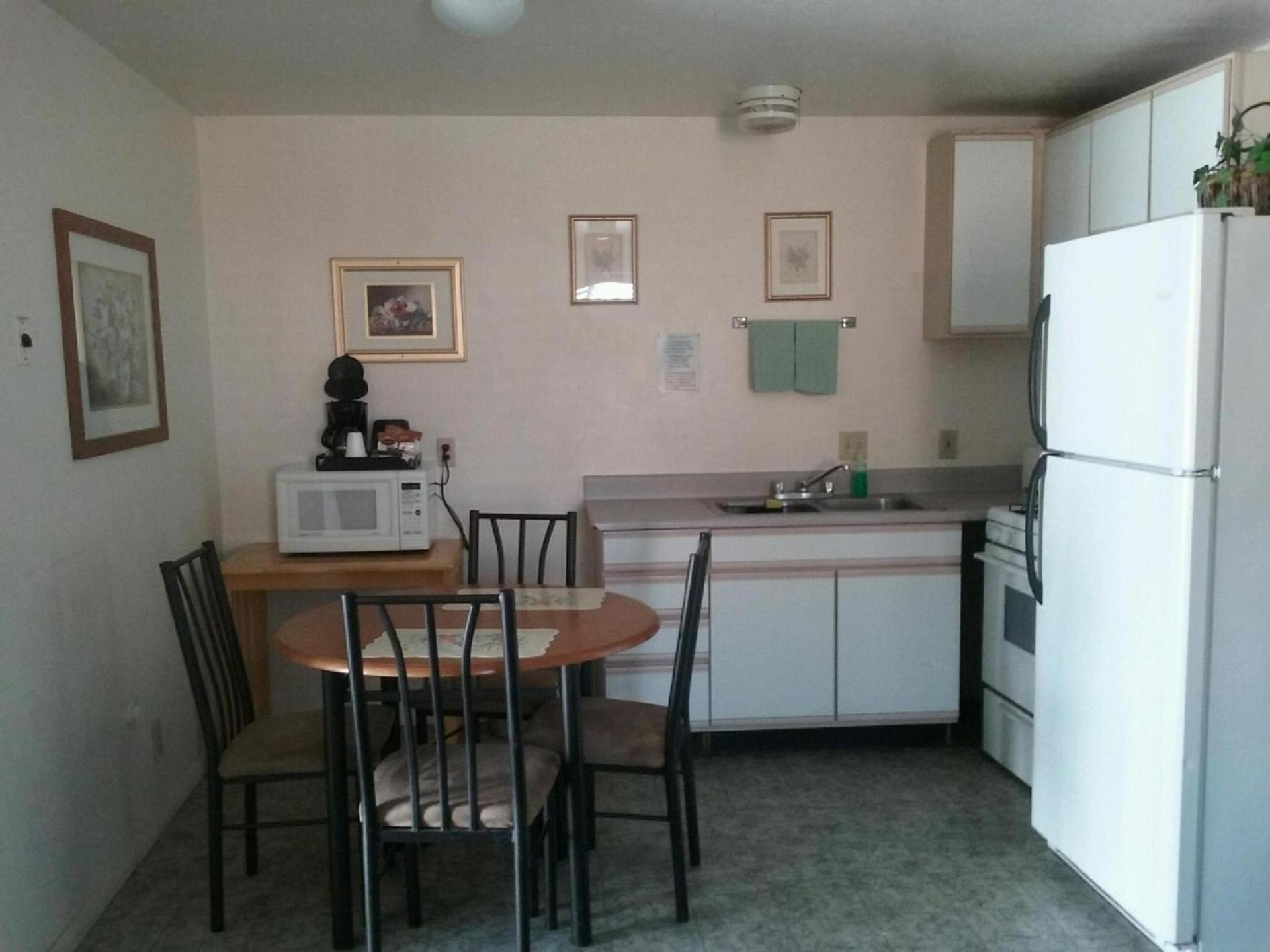 Bishop Village Motel photo 12