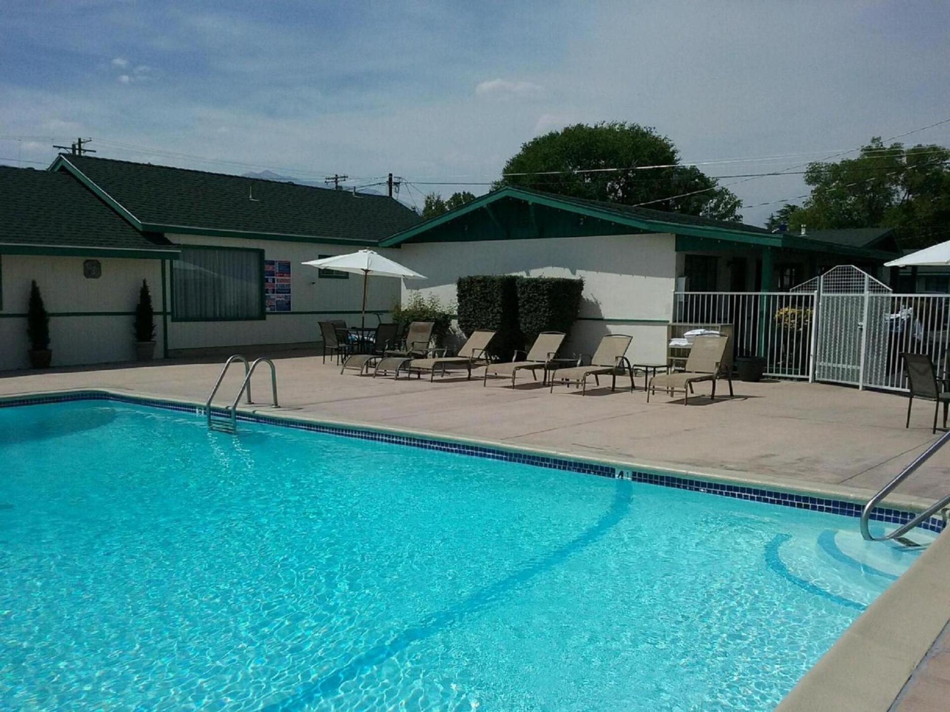 Bishop Village Motel photo 2