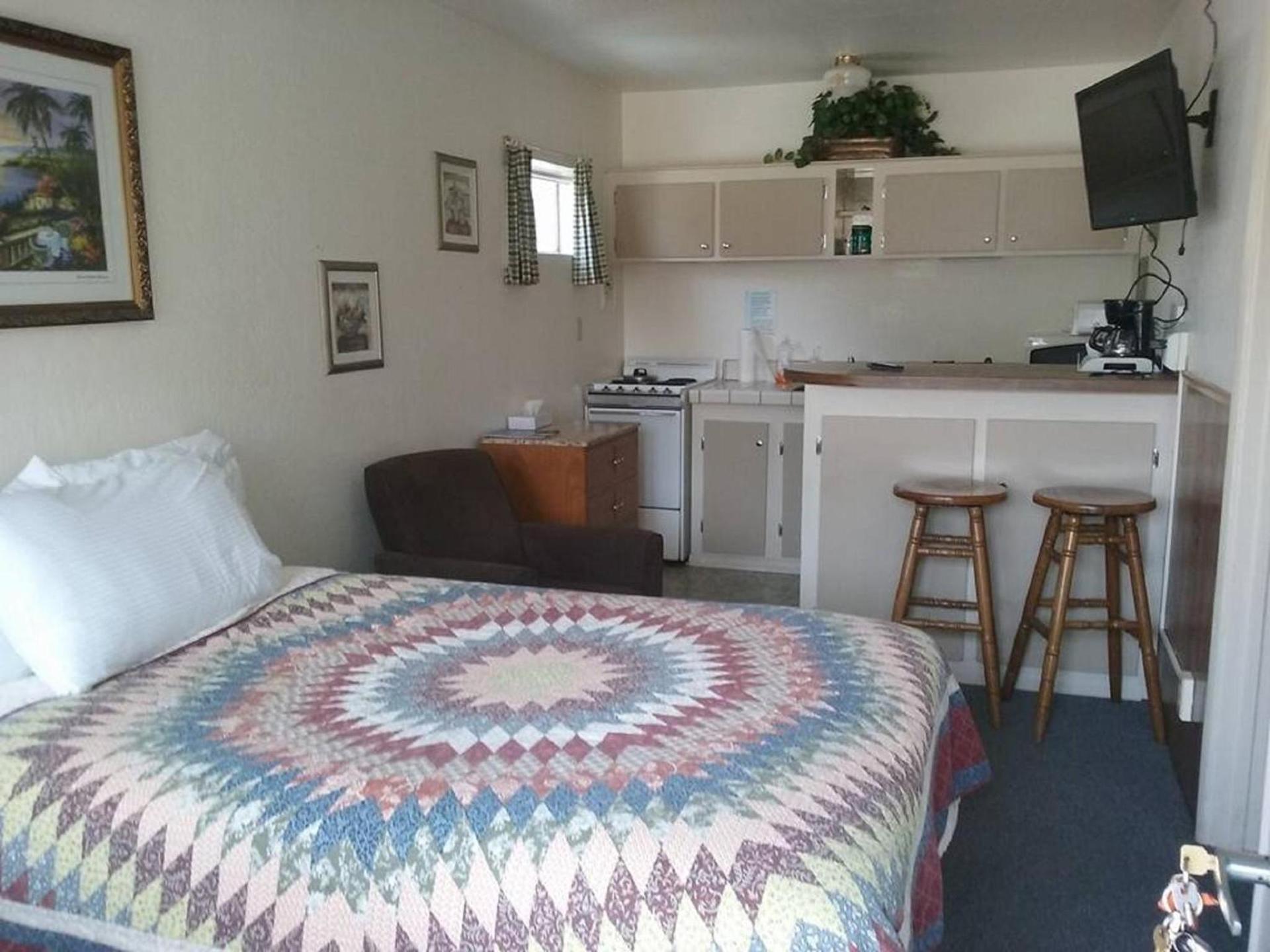 Bishop Village Motel photo 17