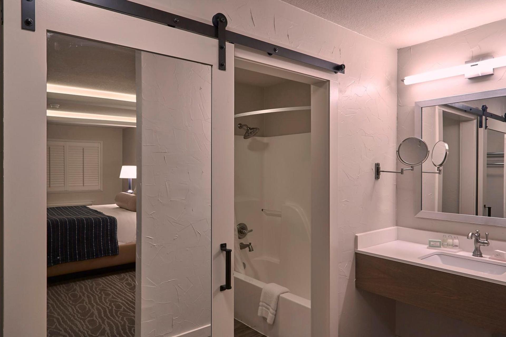 Fredericksburg Inn and Suites photo 8