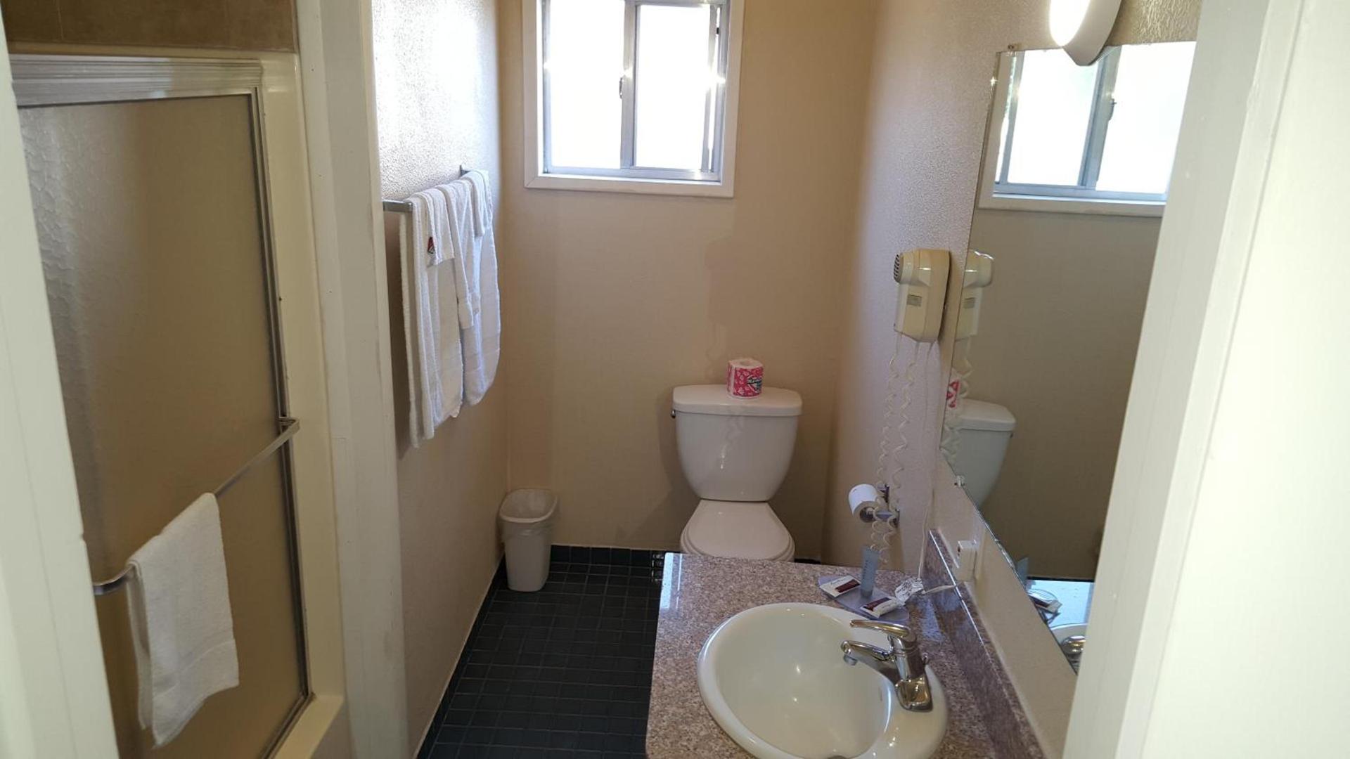 Reedley Inn photo 12