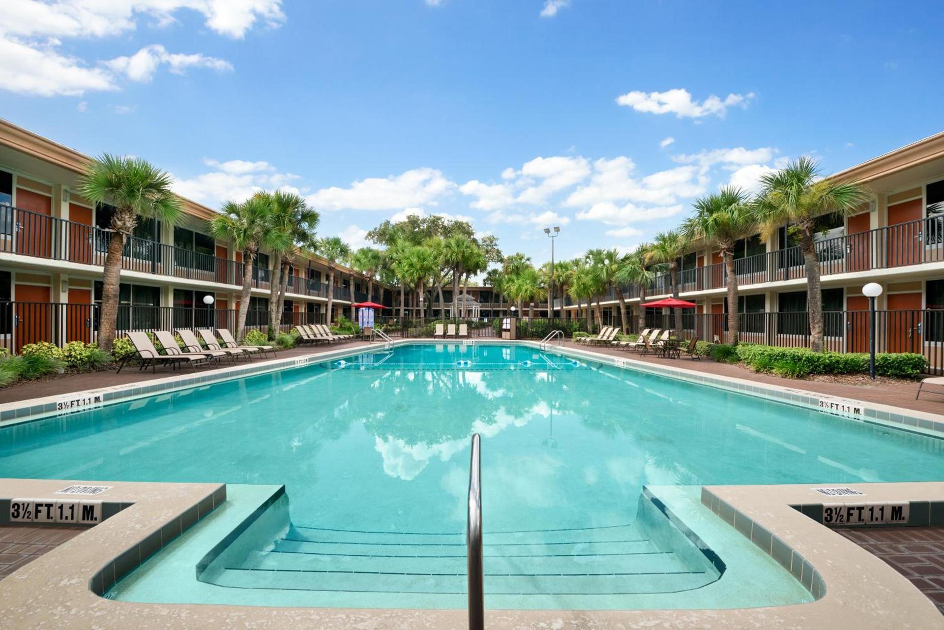 Ramada by Wyndham Kissimmee Gateway - Free Theme Park Shuttle photo 2