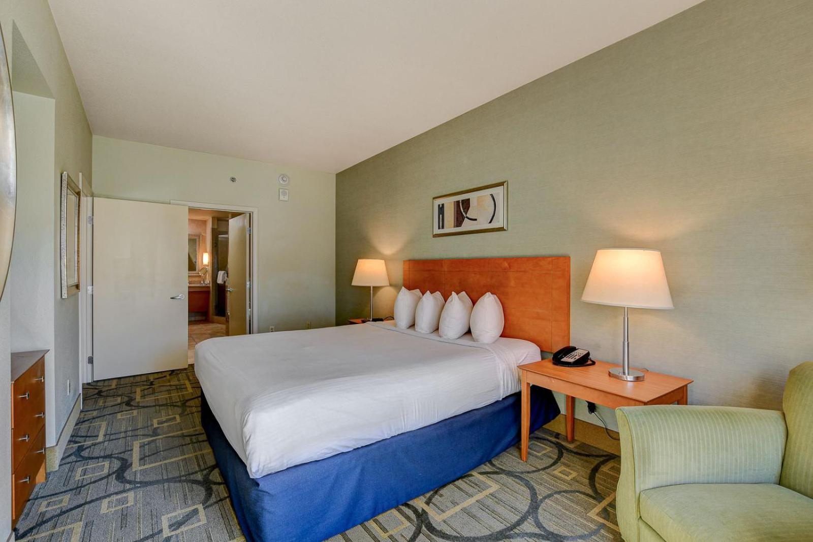 The Lapis Suite at Platinum Hotel 5 MIN WALK TO F1 KOVAL ZONE ENTRANCE photo 2
