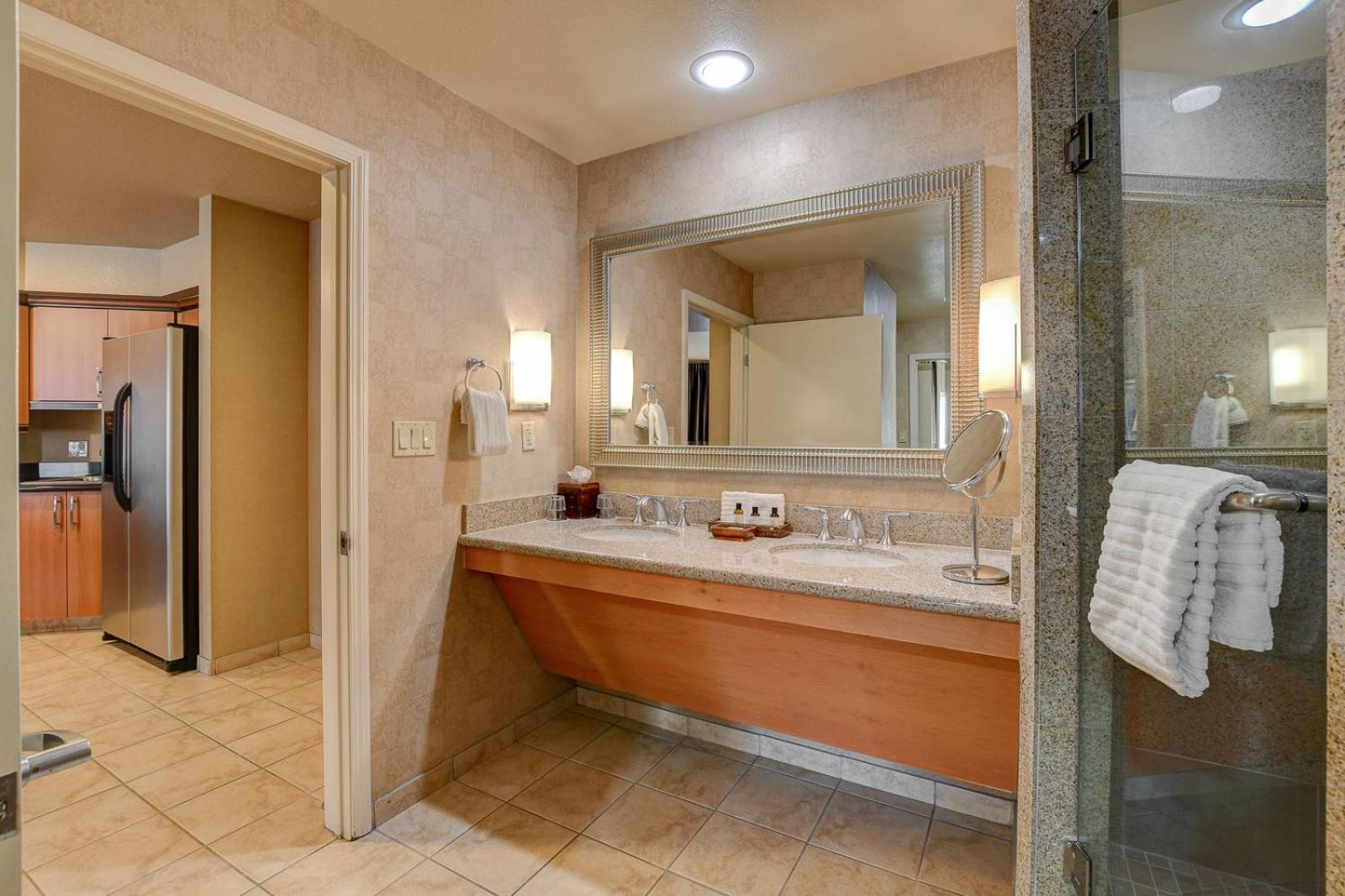 The Lapis Suite at Platinum Hotel 5 MIN WALK TO F1 KOVAL ZONE ENTRANCE photo 4