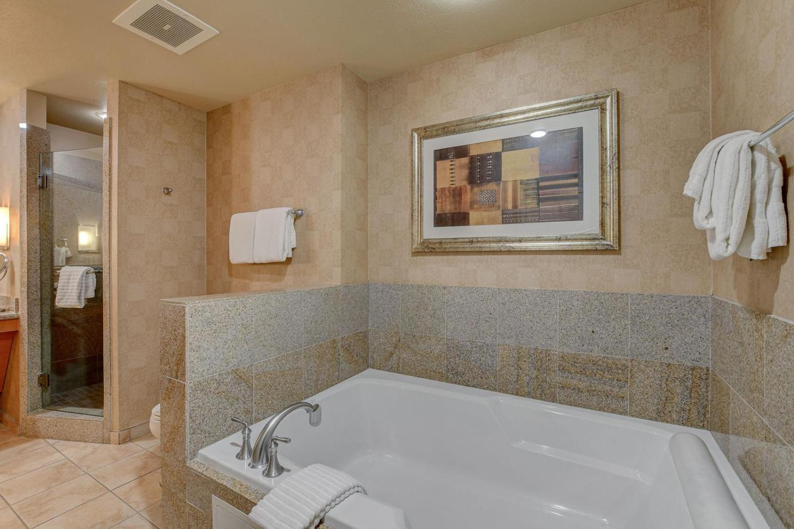 The Lapis Suite at Platinum Hotel 5 MIN WALK TO F1 KOVAL ZONE ENTRANCE photo 66