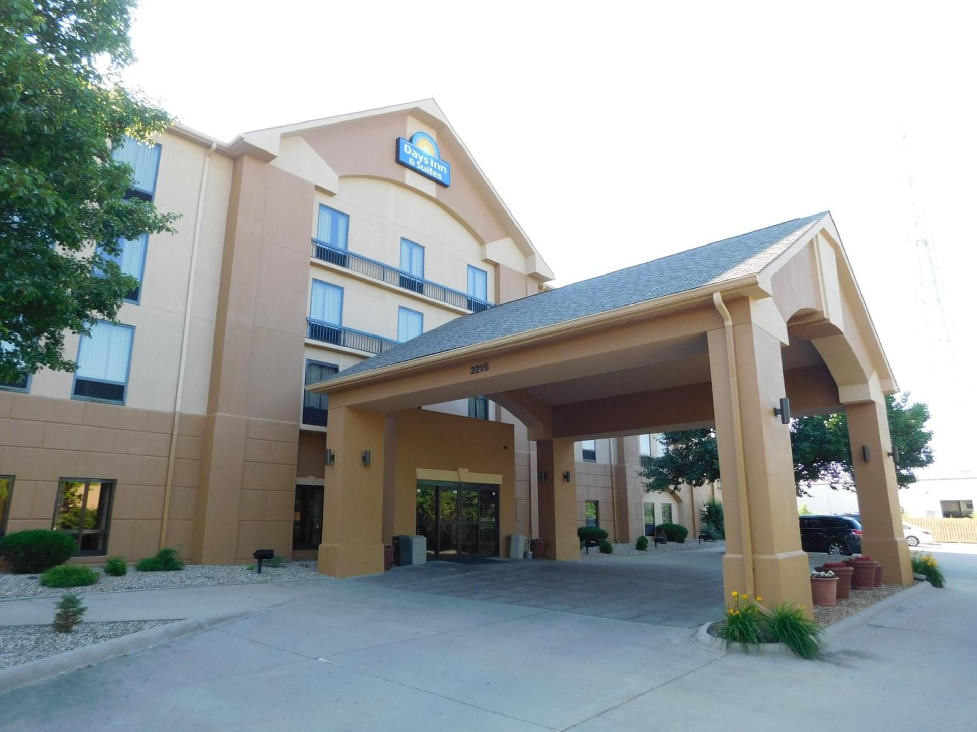 Days Inn & Suites by Wyndham Cedar Rapids photo 14