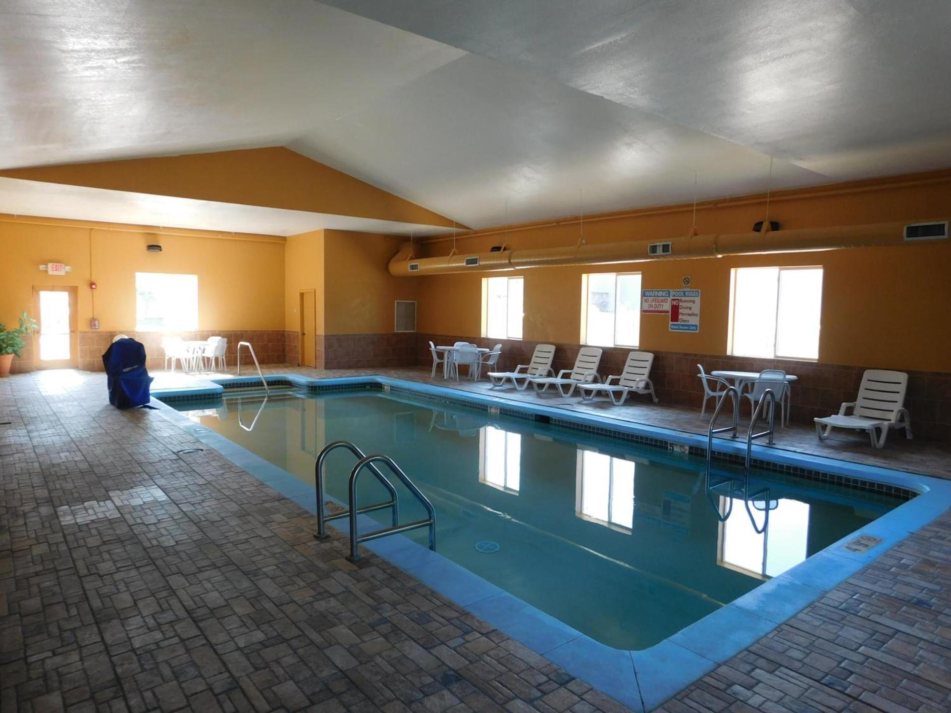 Days Inn & Suites by Wyndham Cedar Rapids photo 21