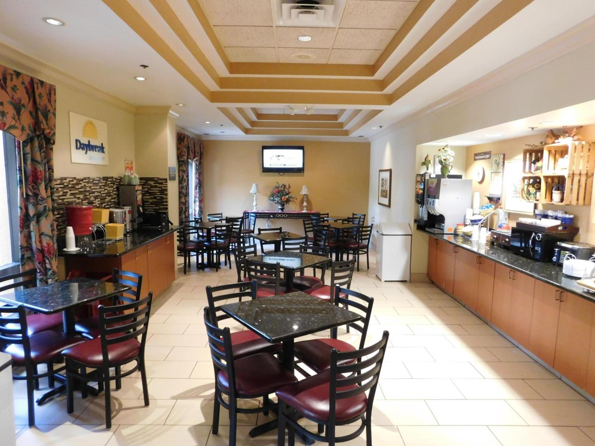 Days Inn & Suites by Wyndham Cedar Rapids photo 16