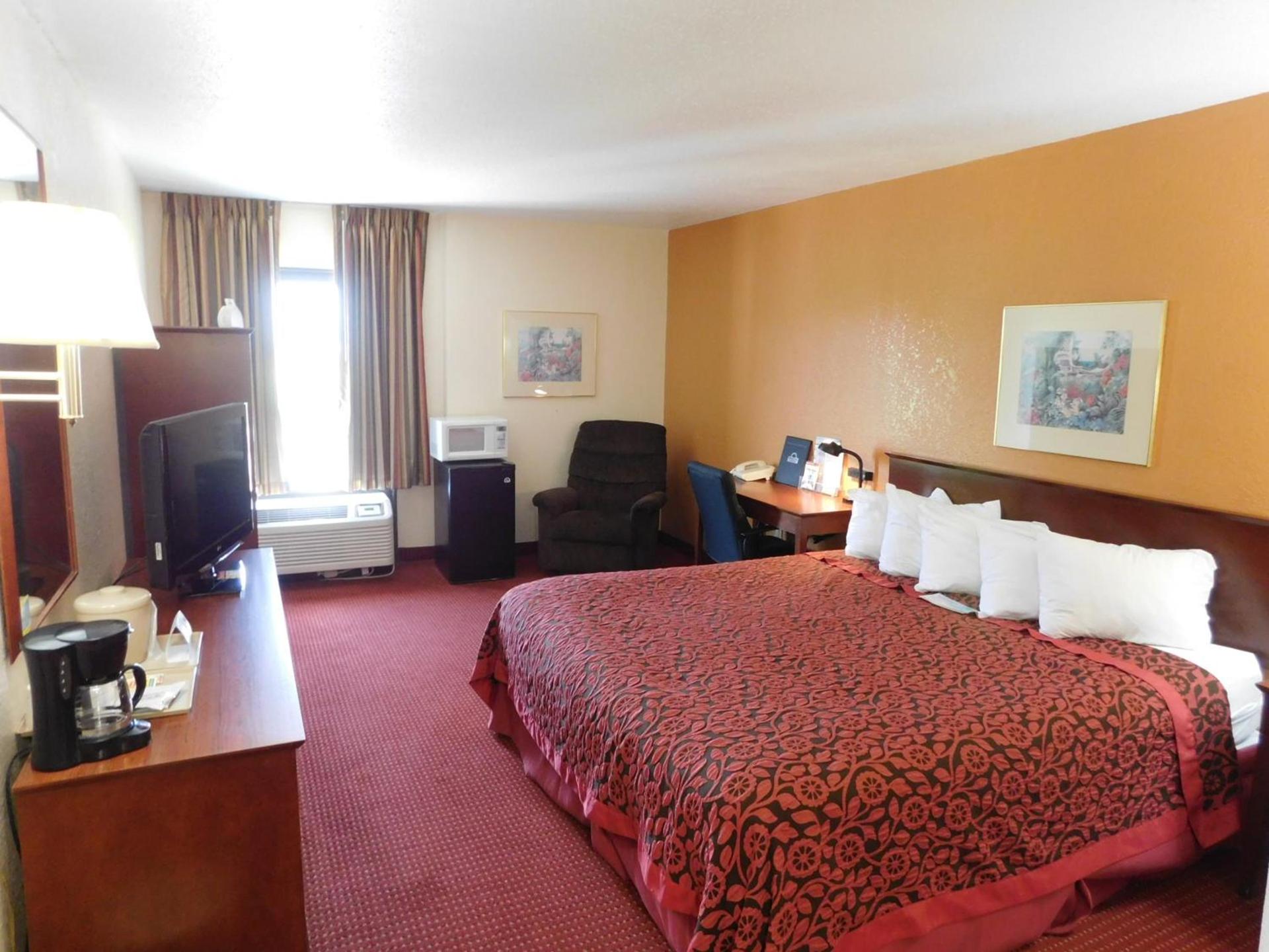 Days Inn & Suites by Wyndham Cedar Rapids photo 24