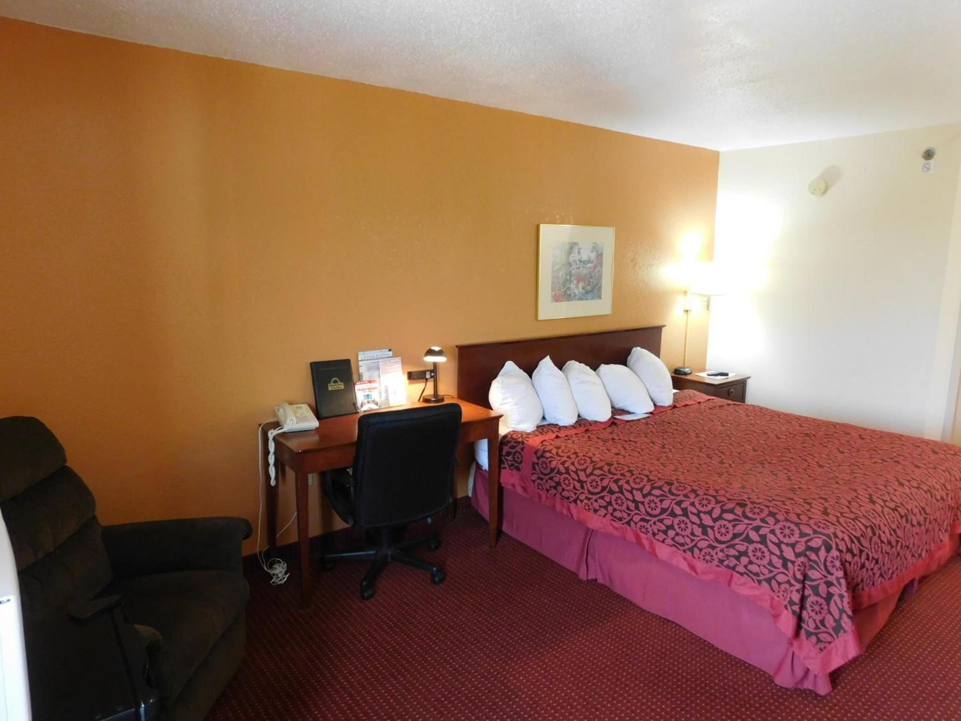 Days Inn & Suites by Wyndham Cedar Rapids photo 25