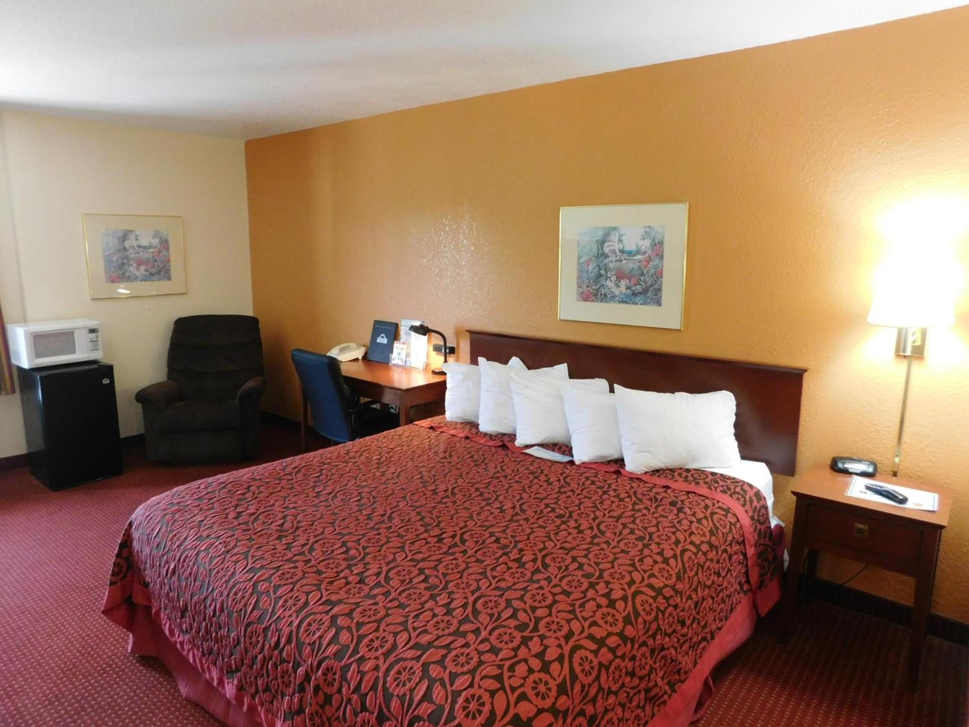 Days Inn & Suites by Wyndham Cedar Rapids photo 26