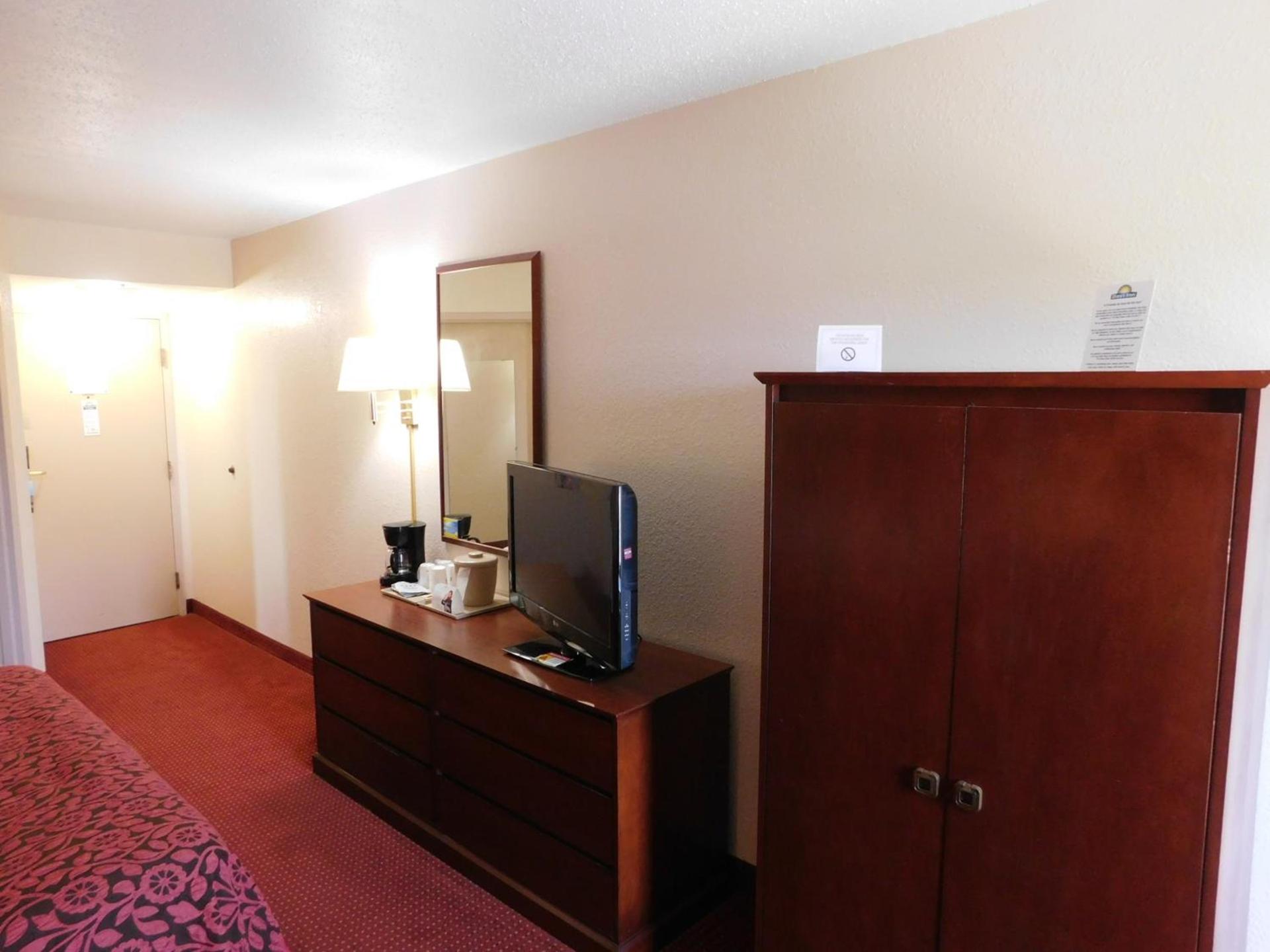 Days Inn & Suites by Wyndham Cedar Rapids photo 27