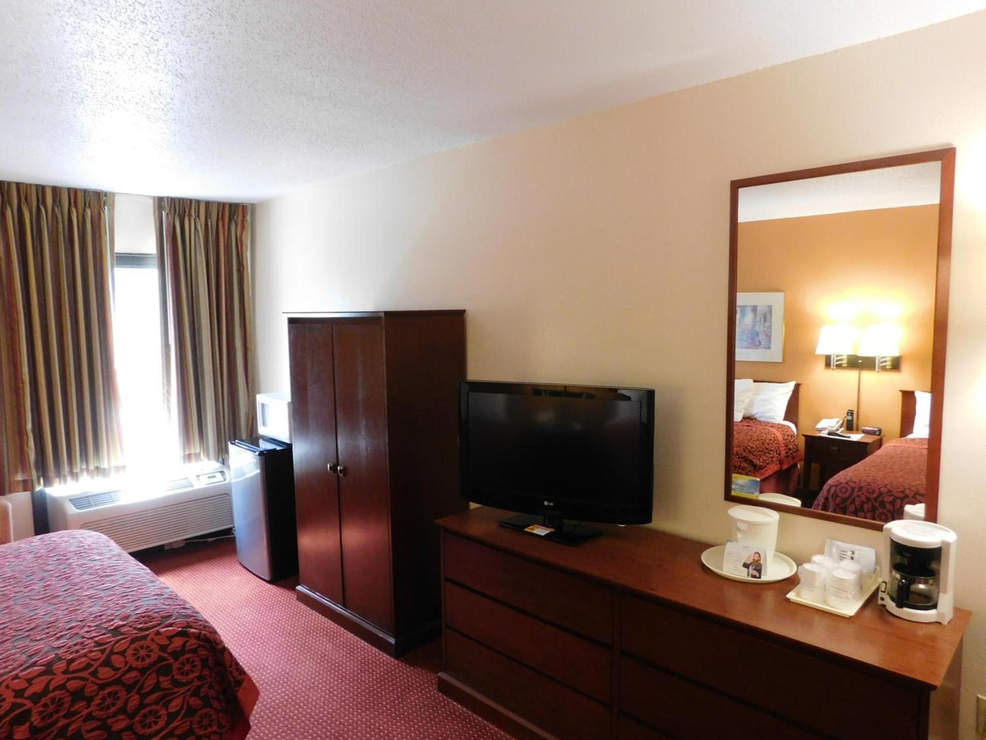 Days Inn & Suites by Wyndham Cedar Rapids photo 29