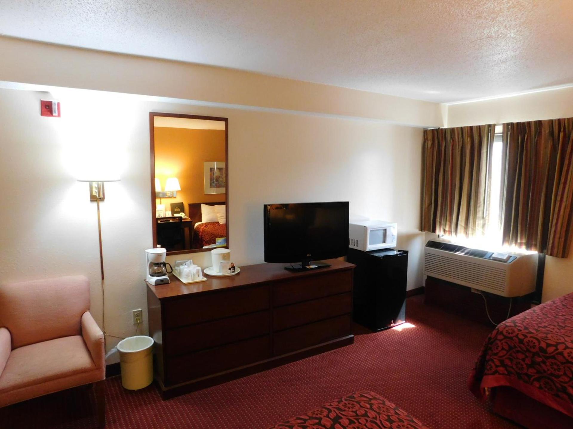 Days Inn & Suites by Wyndham Cedar Rapids photo 32