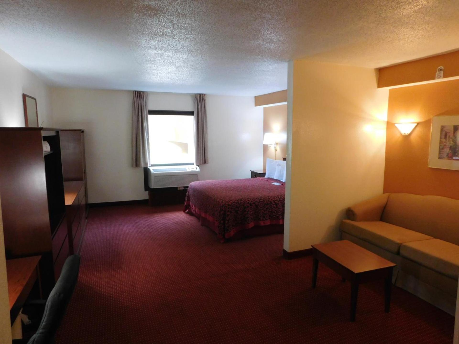 Days Inn & Suites by Wyndham Cedar Rapids photo 34