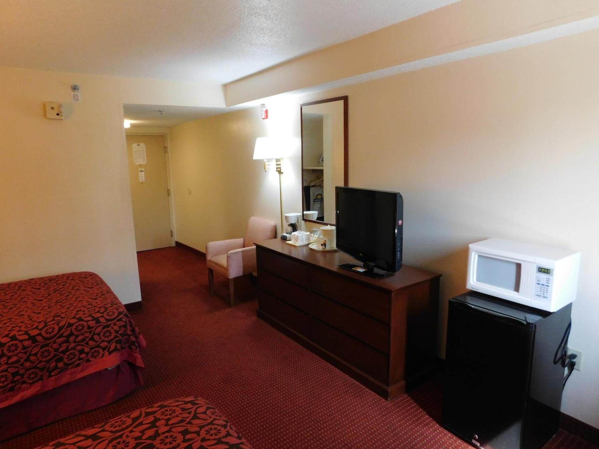 Days Inn & Suites by Wyndham Cedar Rapids photo 35