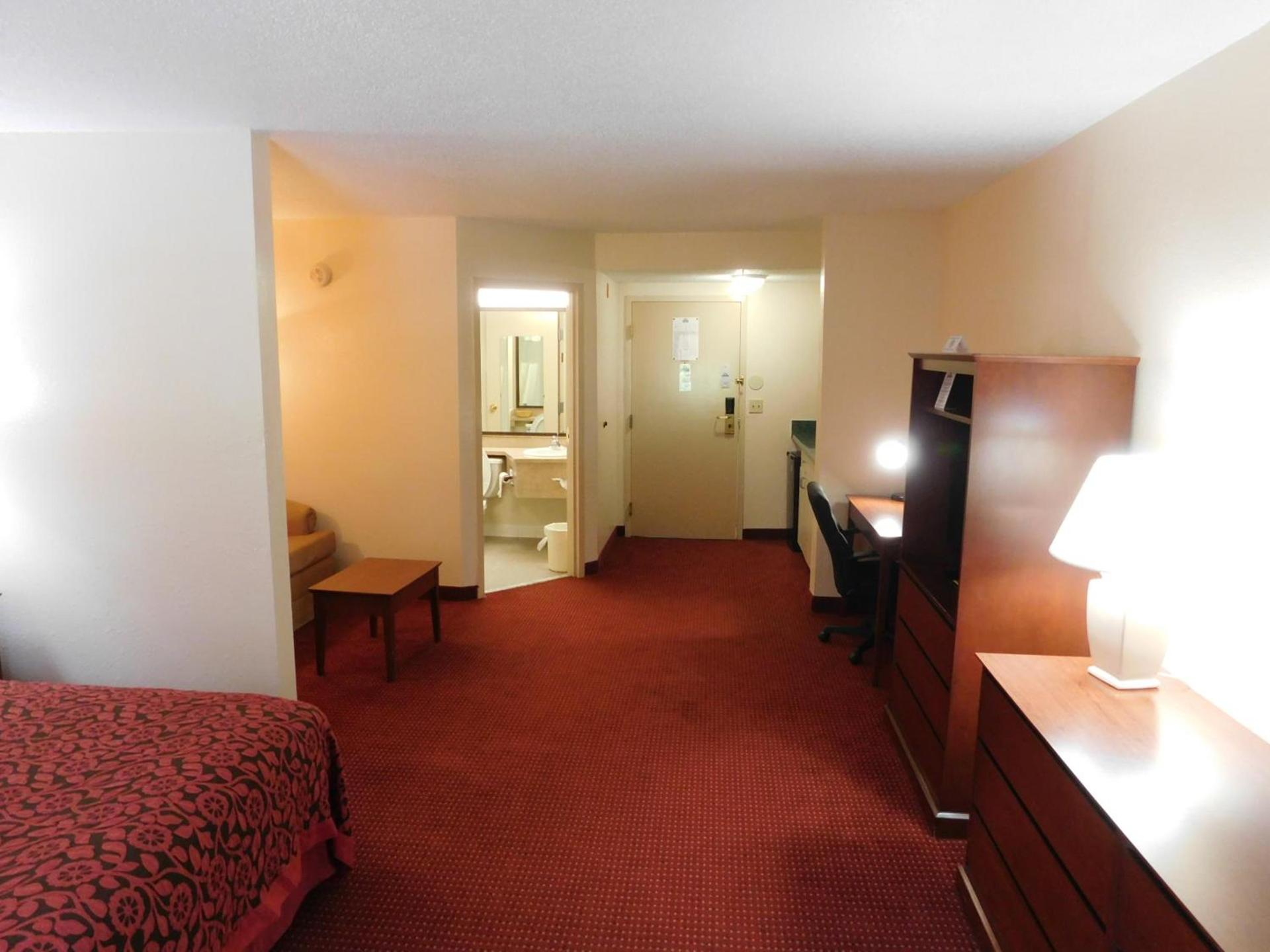 Days Inn & Suites by Wyndham Cedar Rapids photo 38