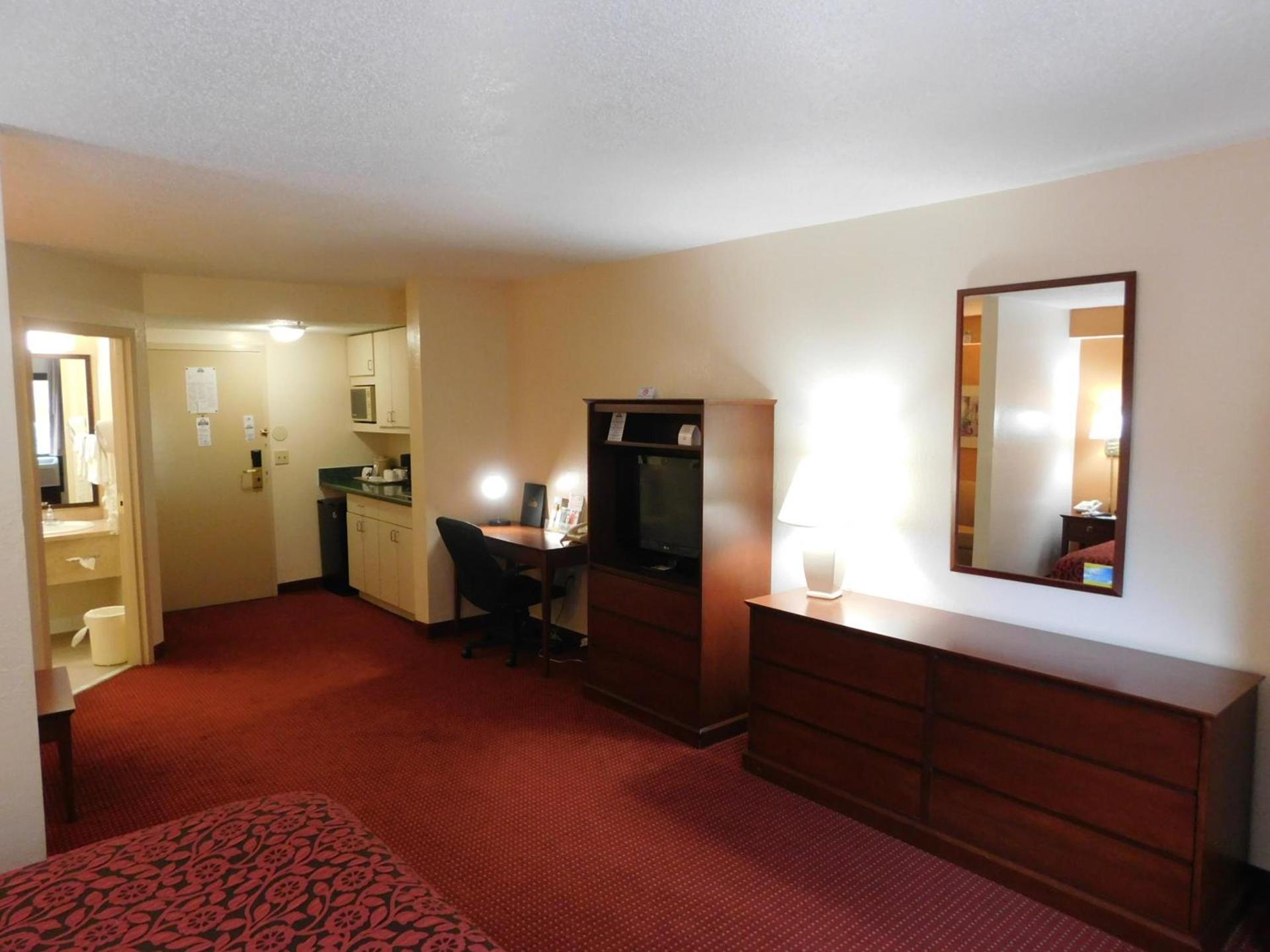 Days Inn & Suites by Wyndham Cedar Rapids photo 39