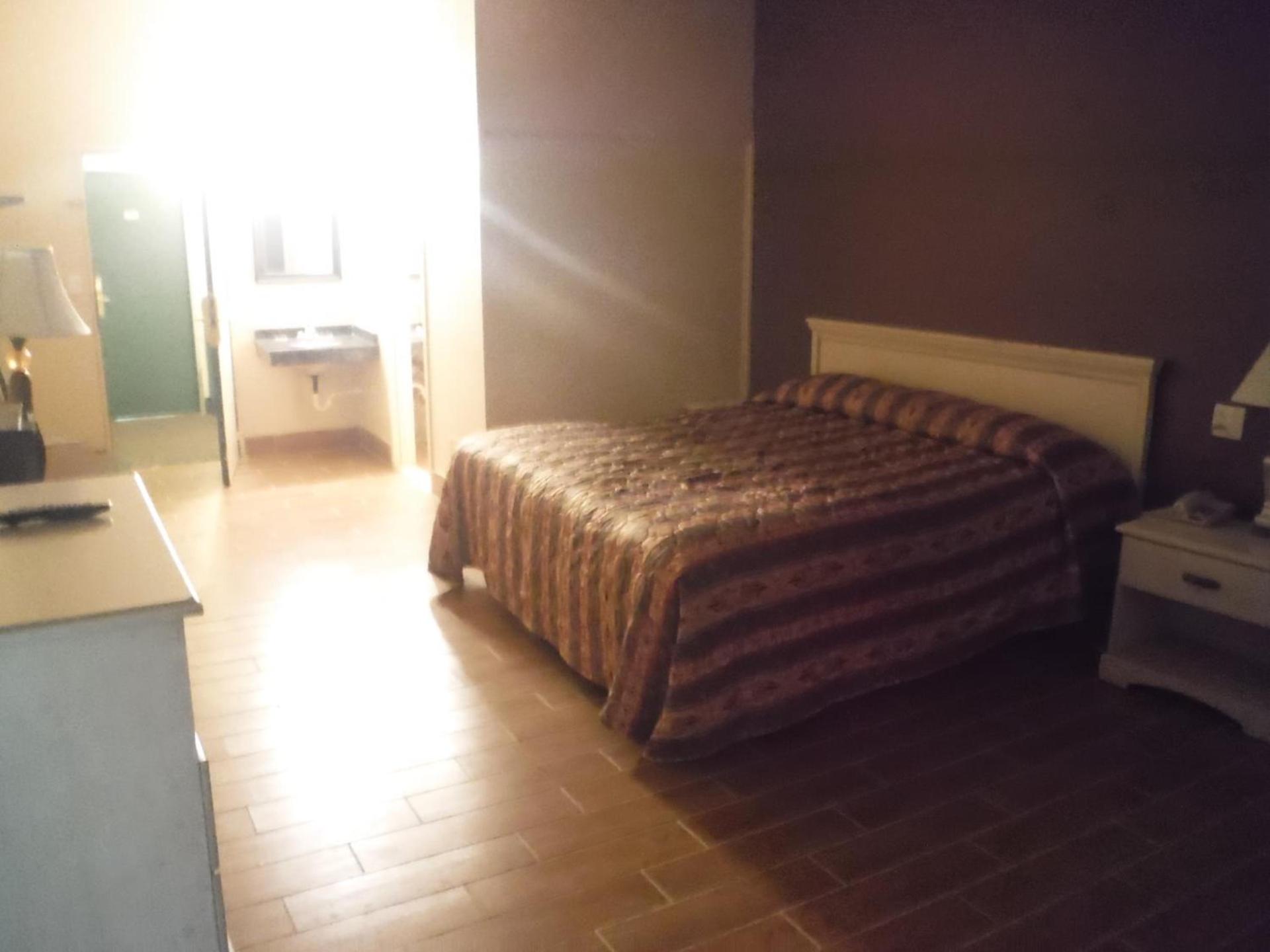 Budgetel Inn & Suites Hotel photo 30
