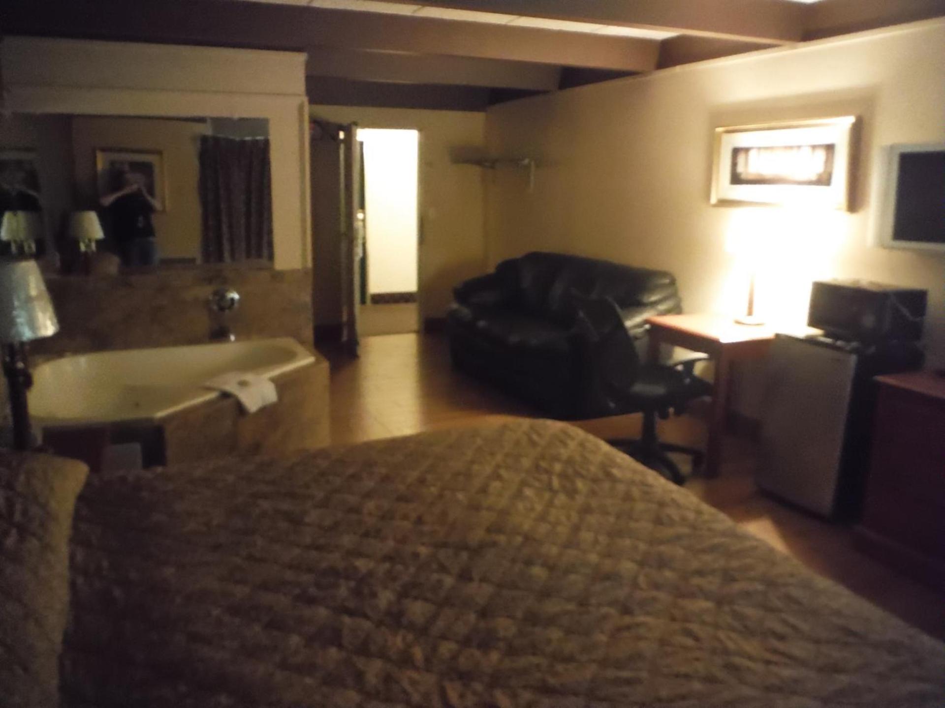 Budgetel Inn & Suites Hotel photo 32