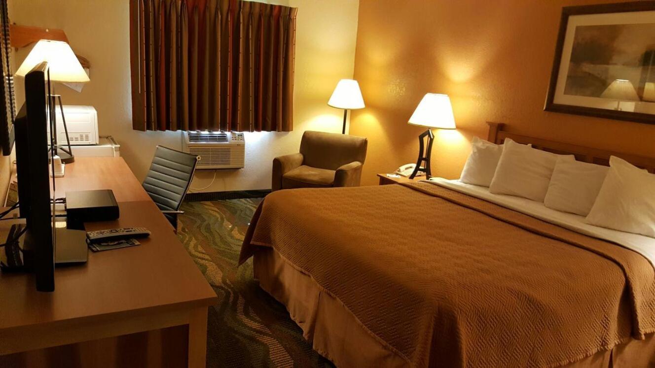Travelodge by Wyndham Muskegon photo 15