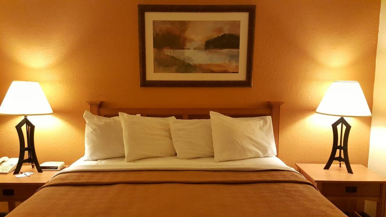 Travelodge by Wyndham Muskegon photo 31