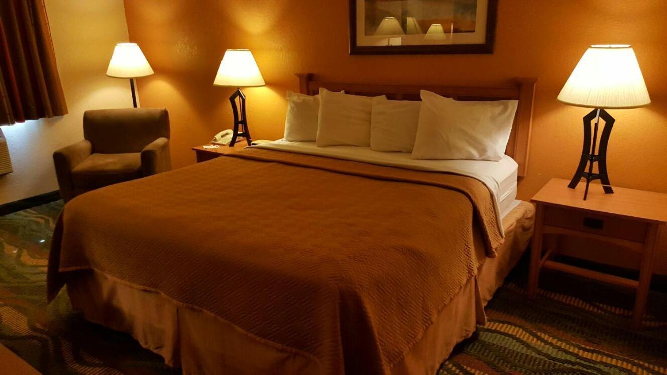 Travelodge by Wyndham Muskegon photo 17