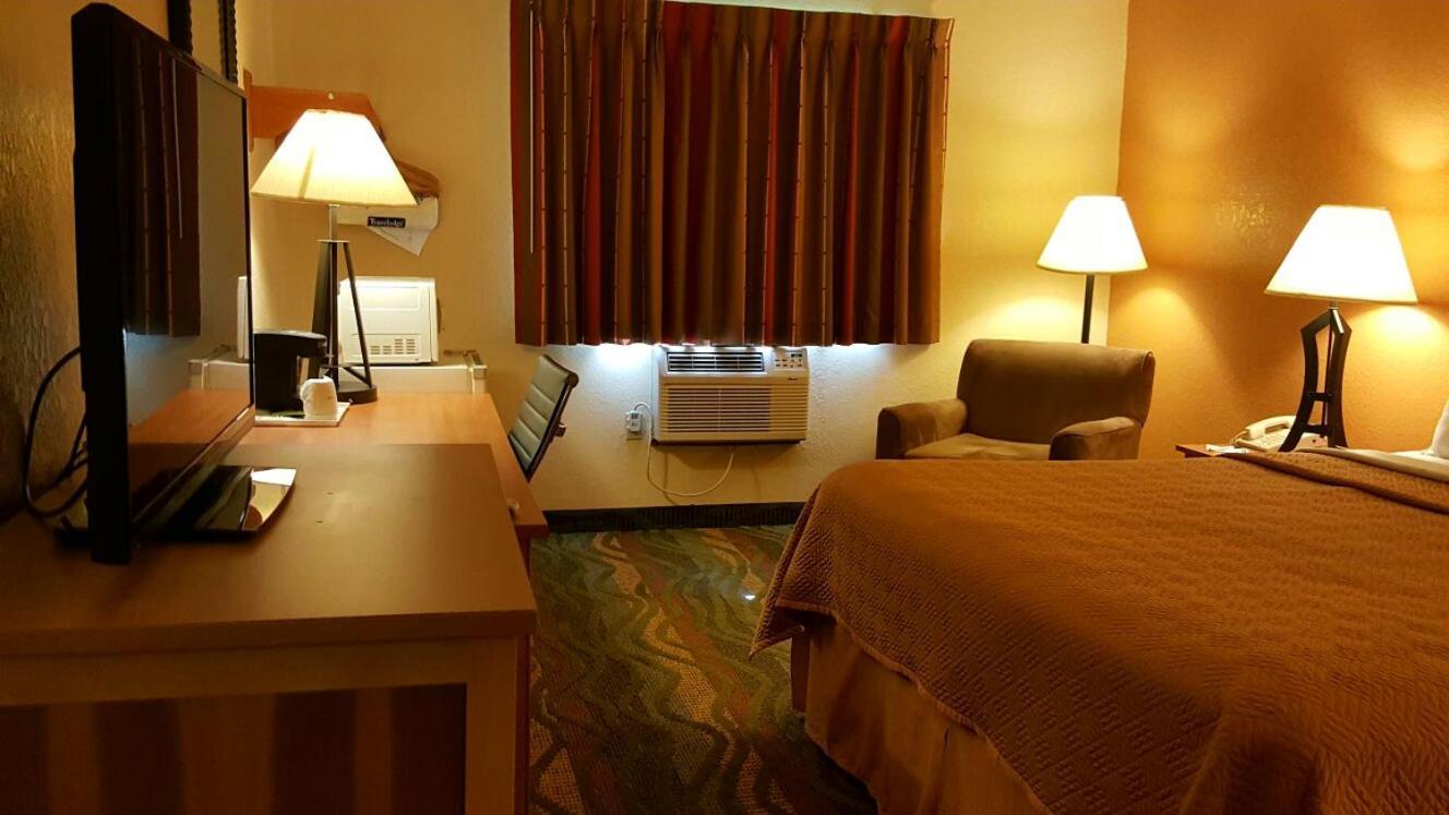 Travelodge by Wyndham Muskegon photo 18